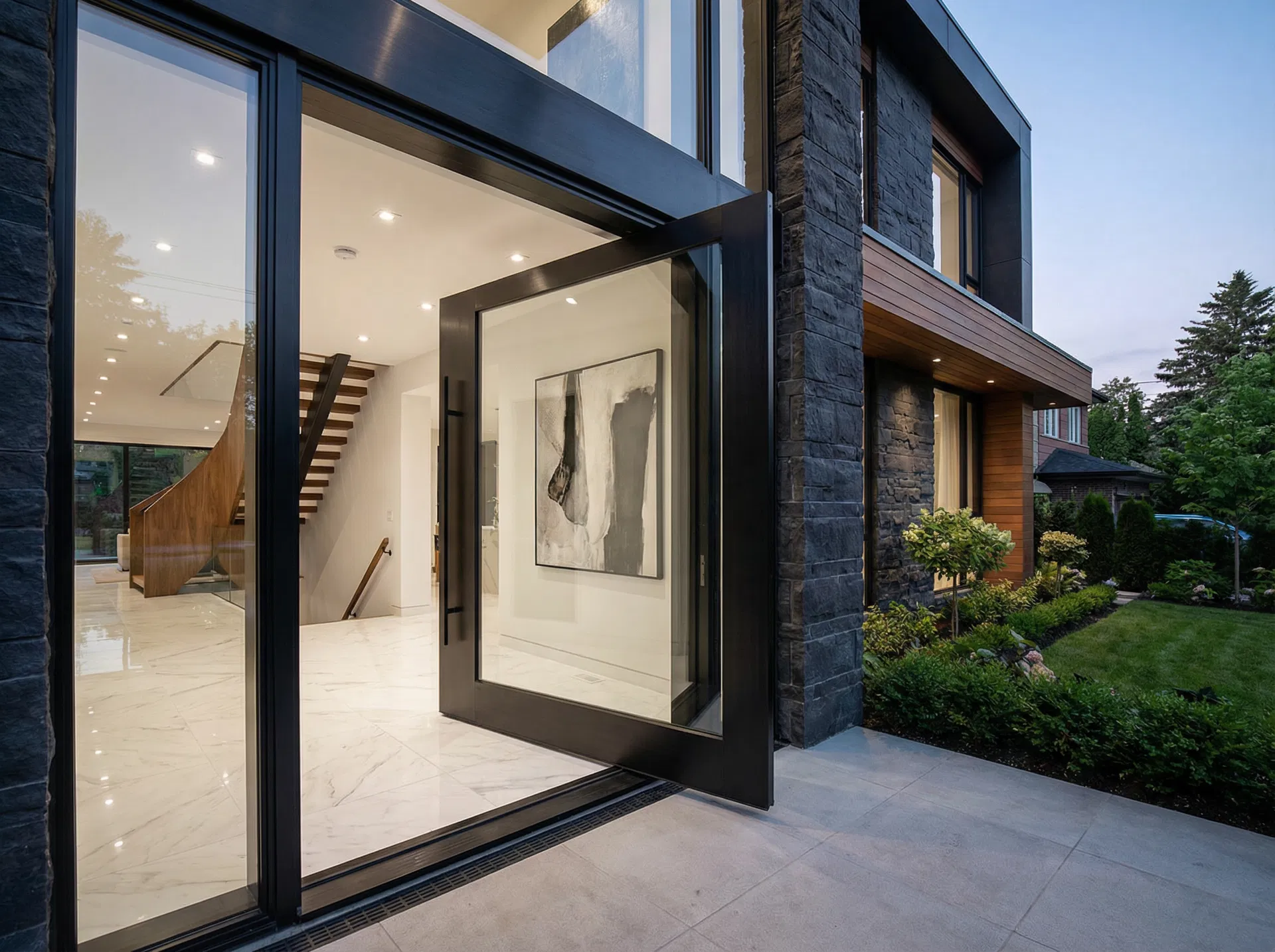 Entrada Principal - Porta Pivotante