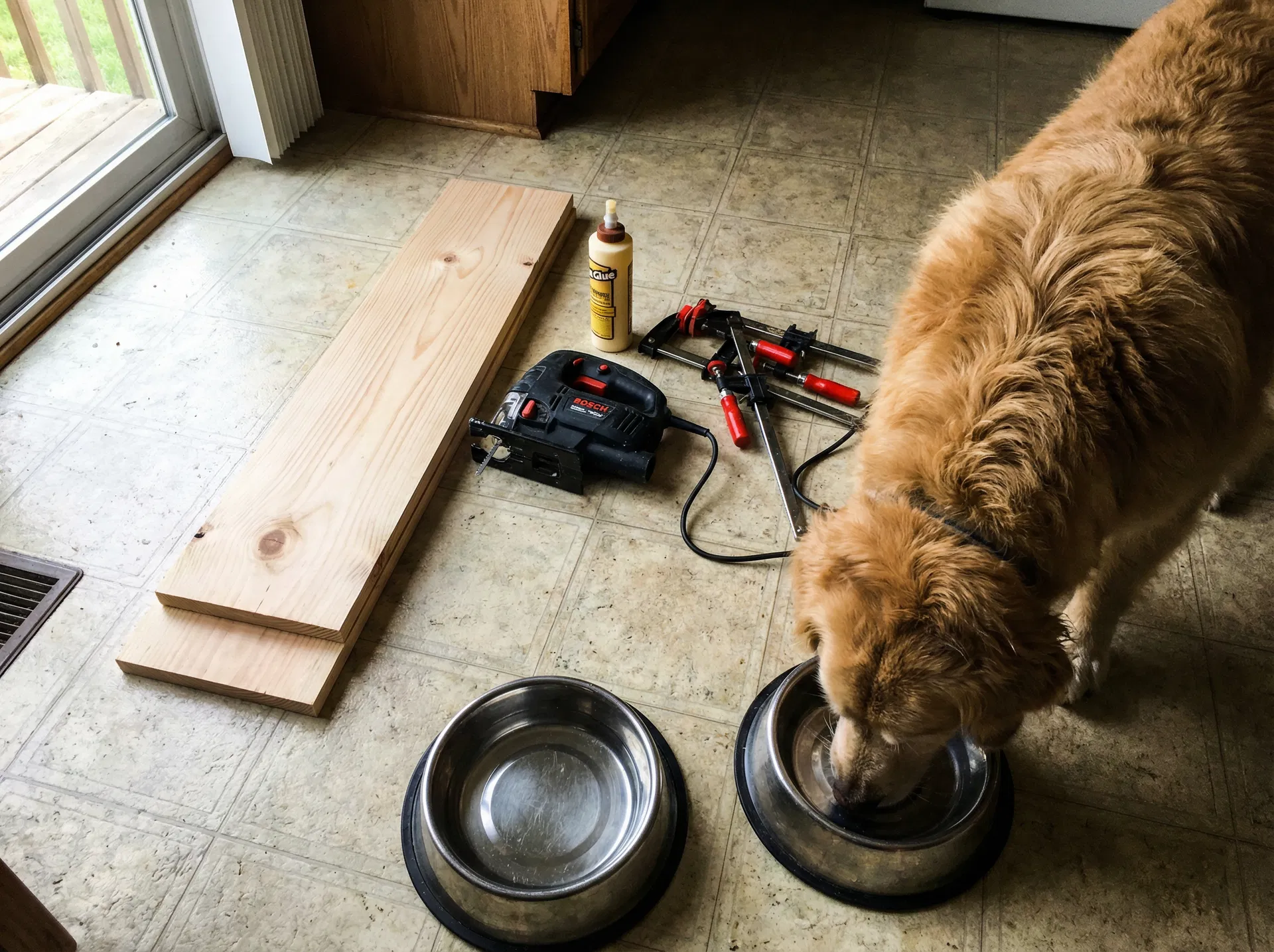 Antes: Comedero Elevado de Madera para Perros: Mejora su Digestión con Este Proyecto de 1 Hora