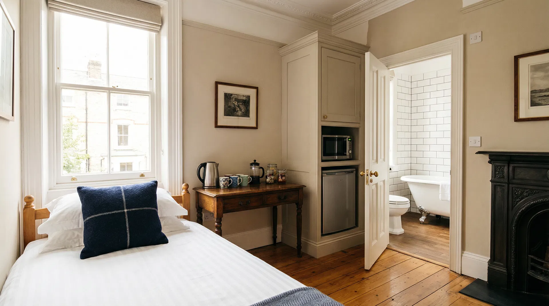 Beautifully maintained en-suite guest room at Rasa Sayang House