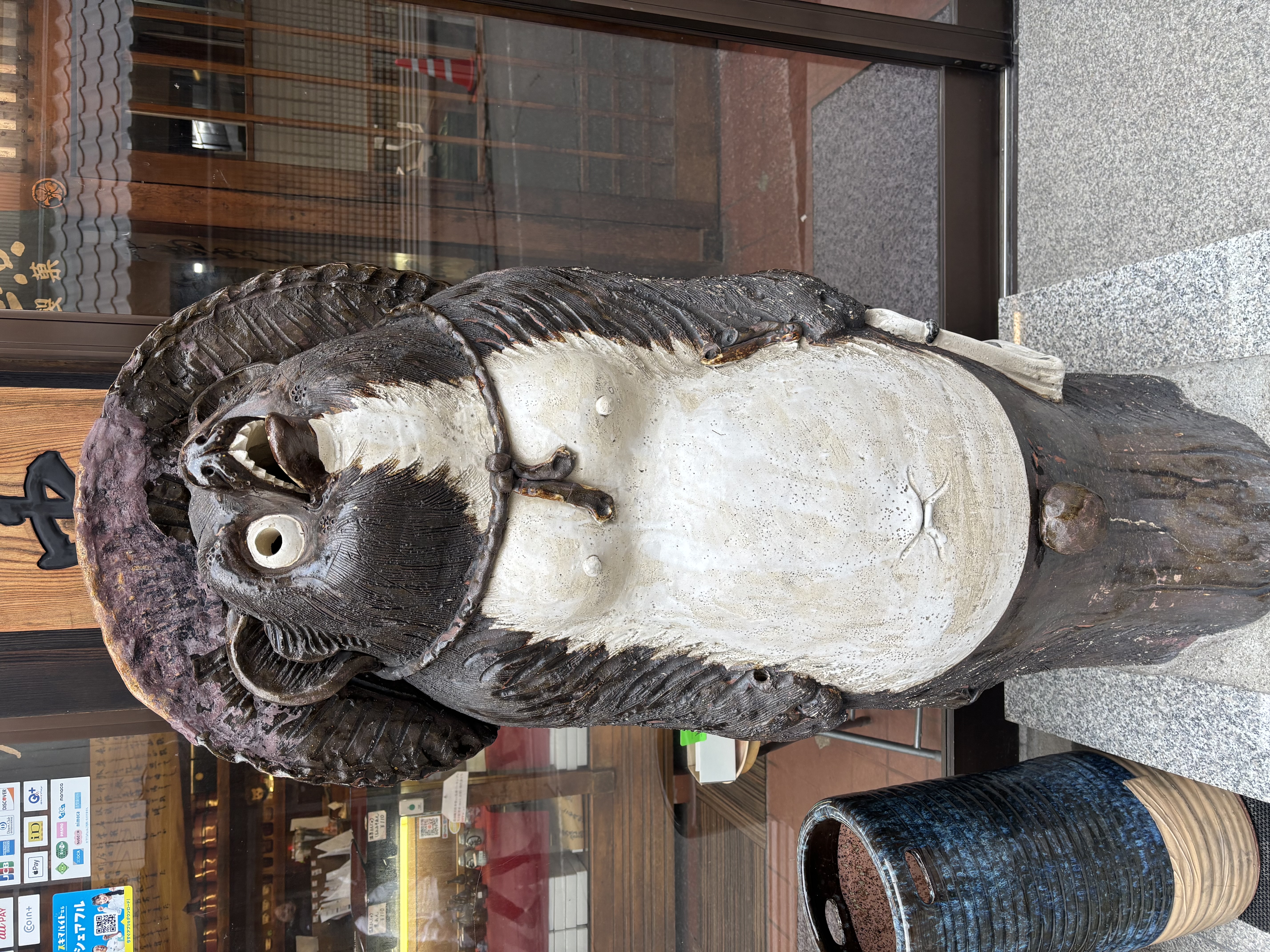 お土産やさんの大きいタヌキ