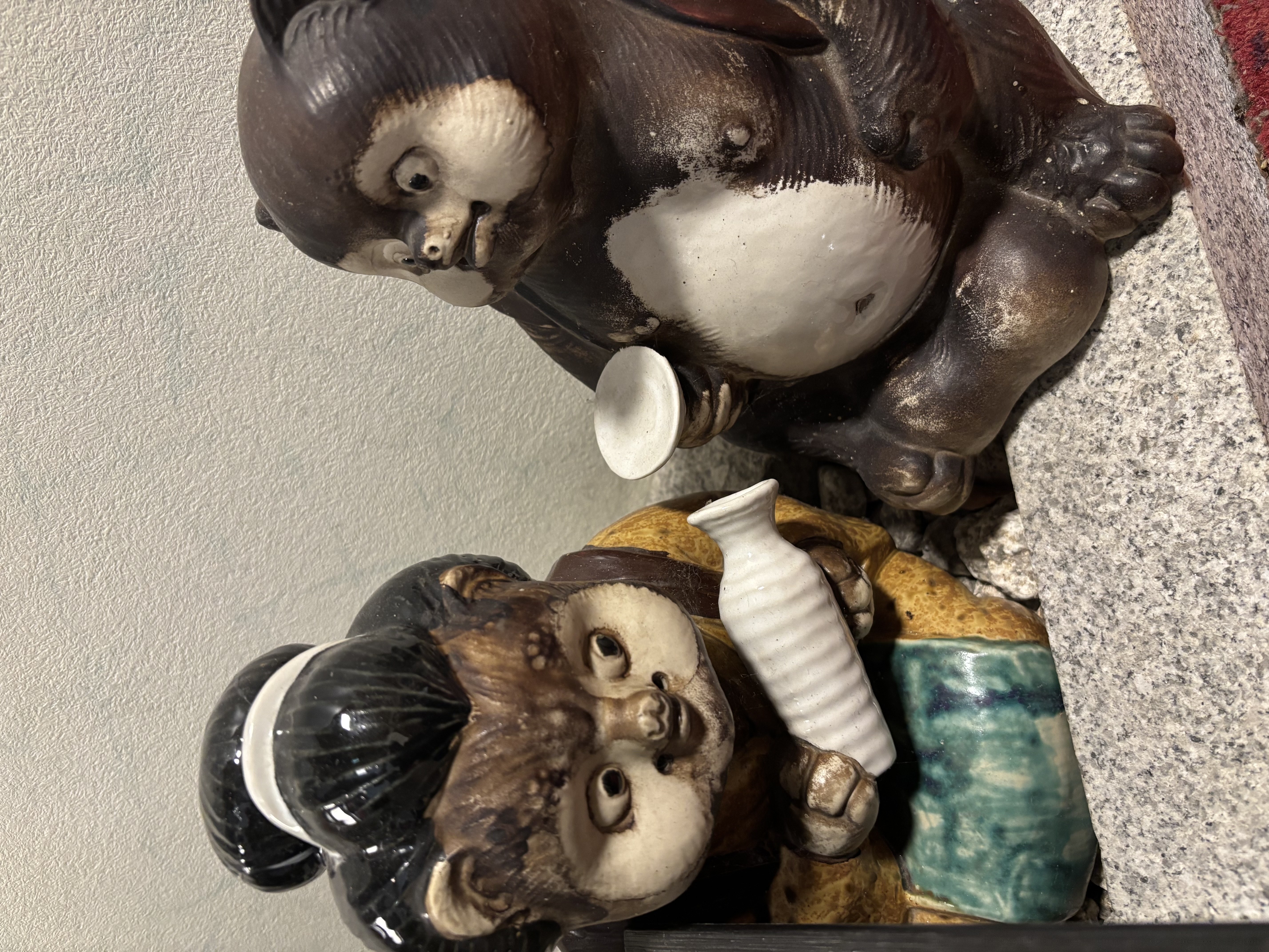 料亭の玄関に構える接待たぬき