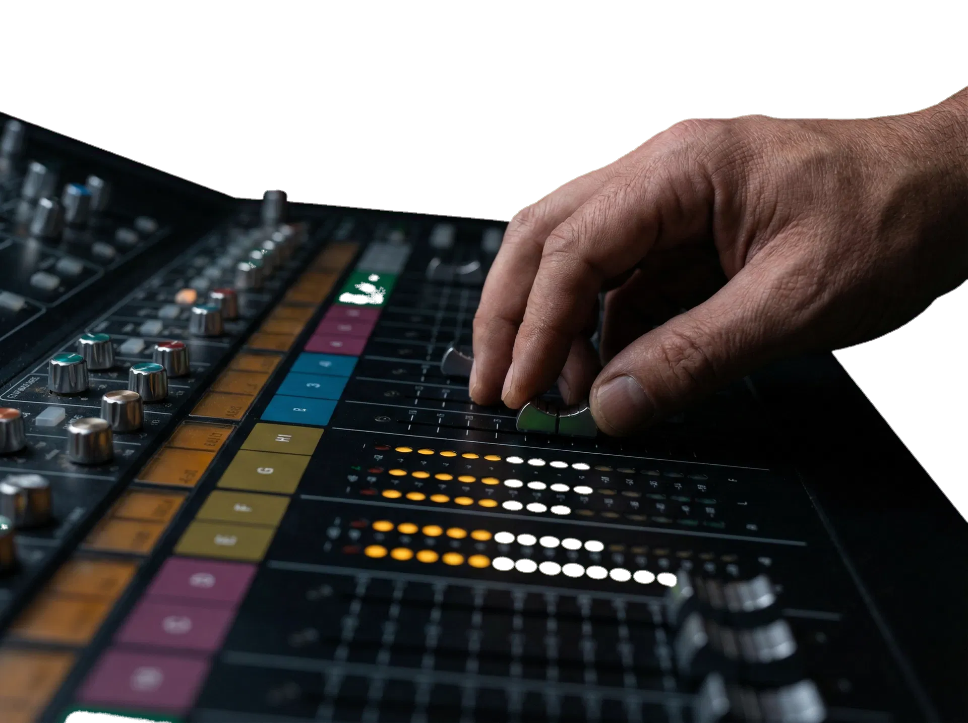 Detailaufnahme eines Mischpults mit Hand am Fader