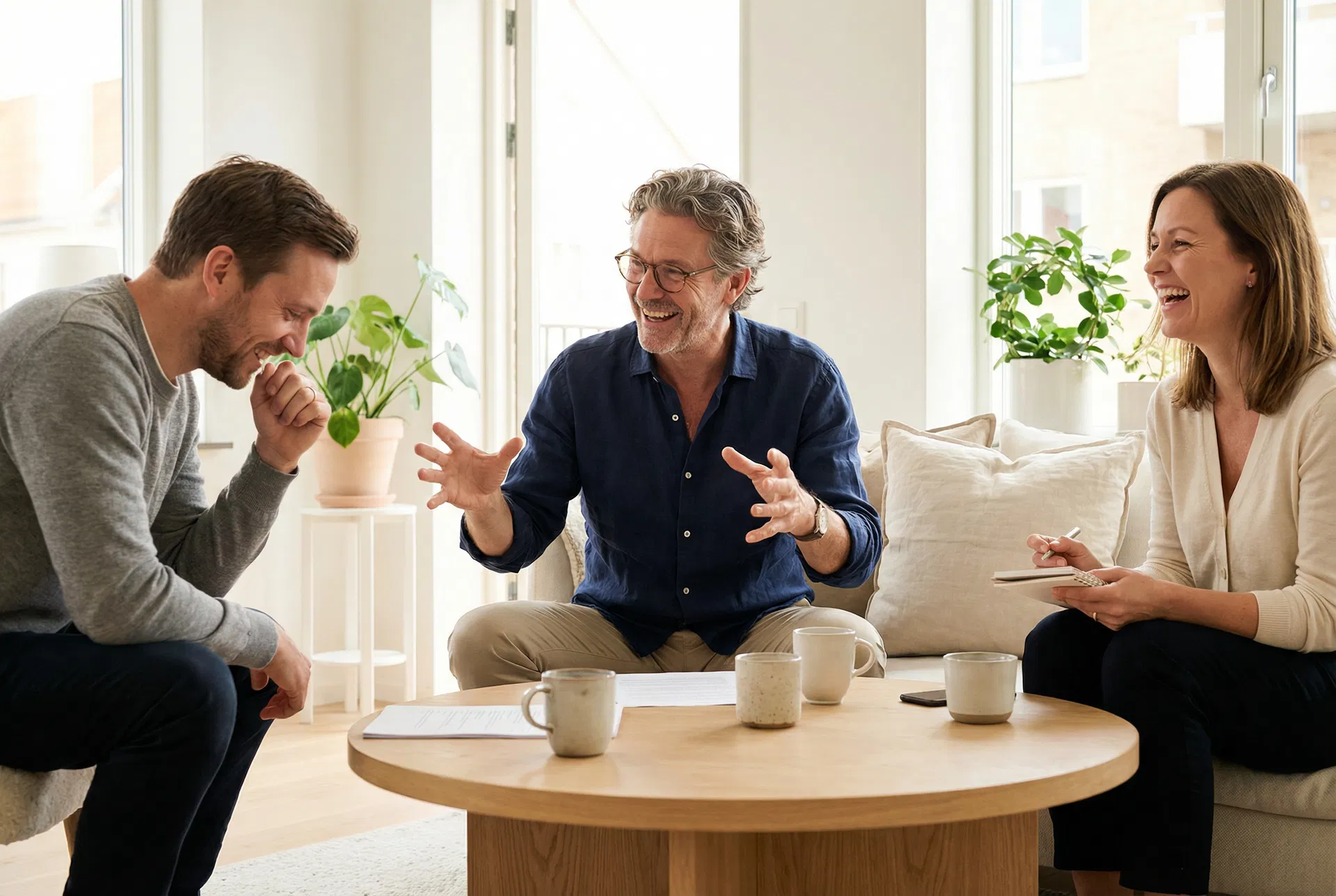 Erwachsener mit ADHS in Führungsrolle – fokussiert und klar am Schreibtisch