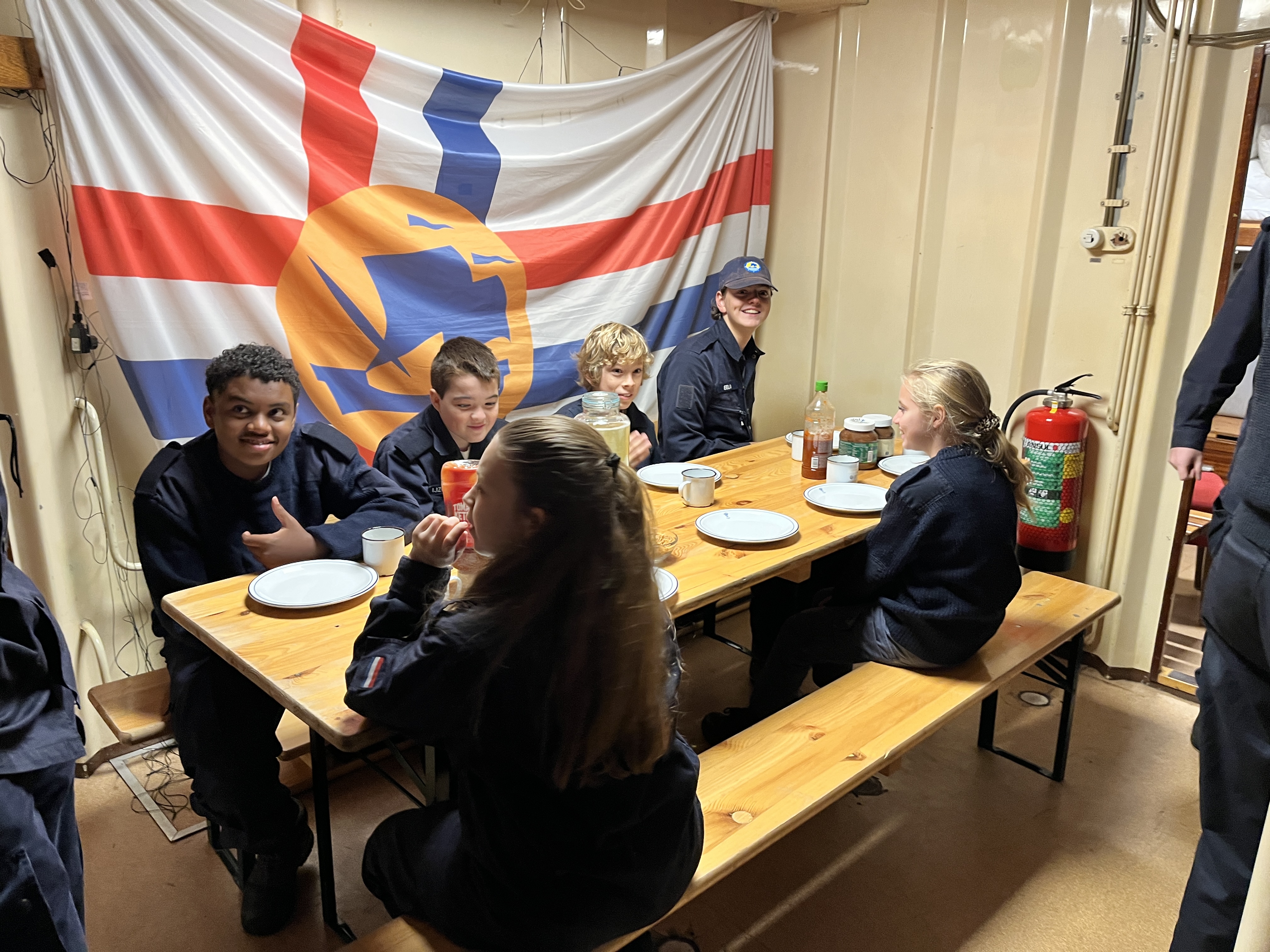 Nieuwe vrienden zijn snel gemaakt aan boord. Zoals deze zeekadetten tijdens het eten in hun eigen verblijf