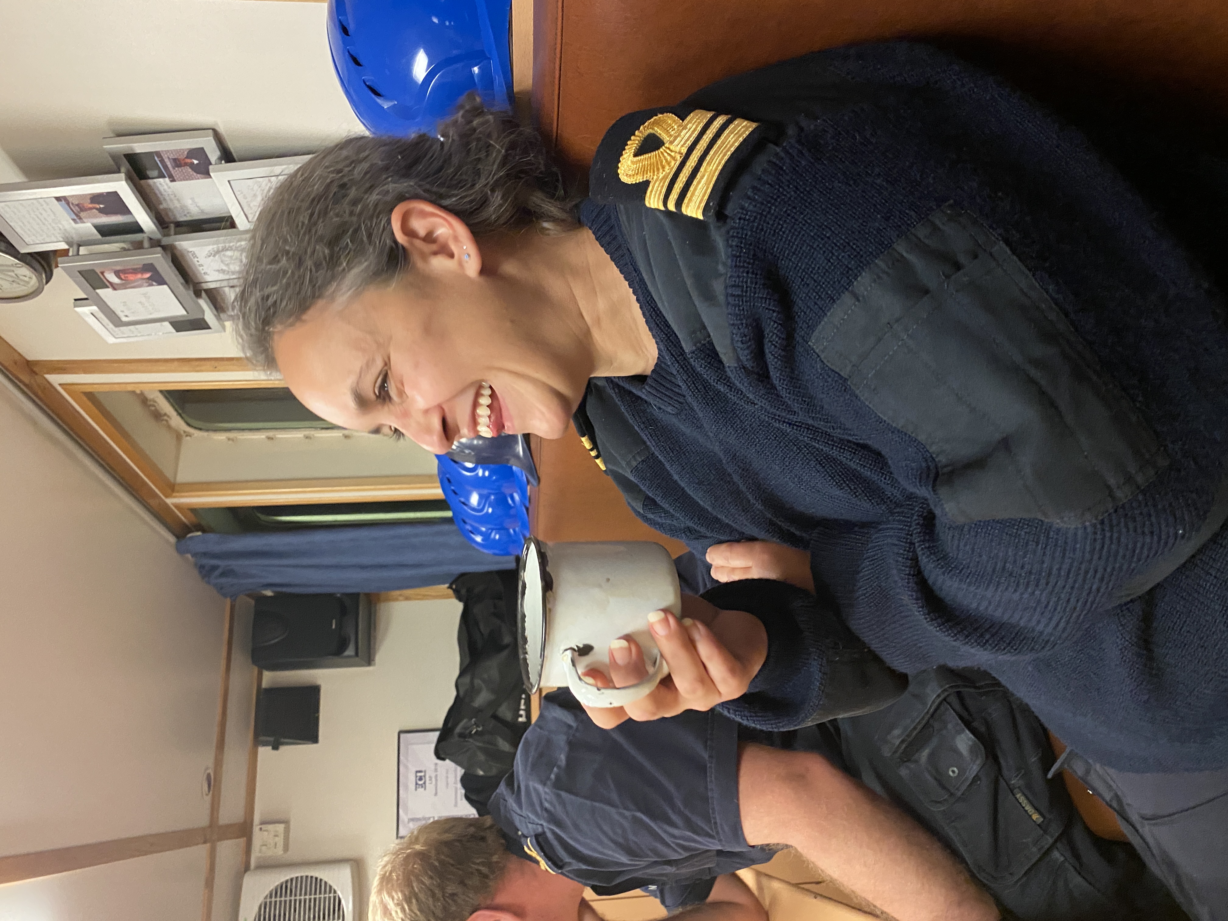 Commandant van het Zeekadetkorps Lelystad Bouchra de Roode-Dchiri. Ze deed elf jaar ervaring op bij de Koninklijke Marine en werkt momenteel in de jeugdzorg.