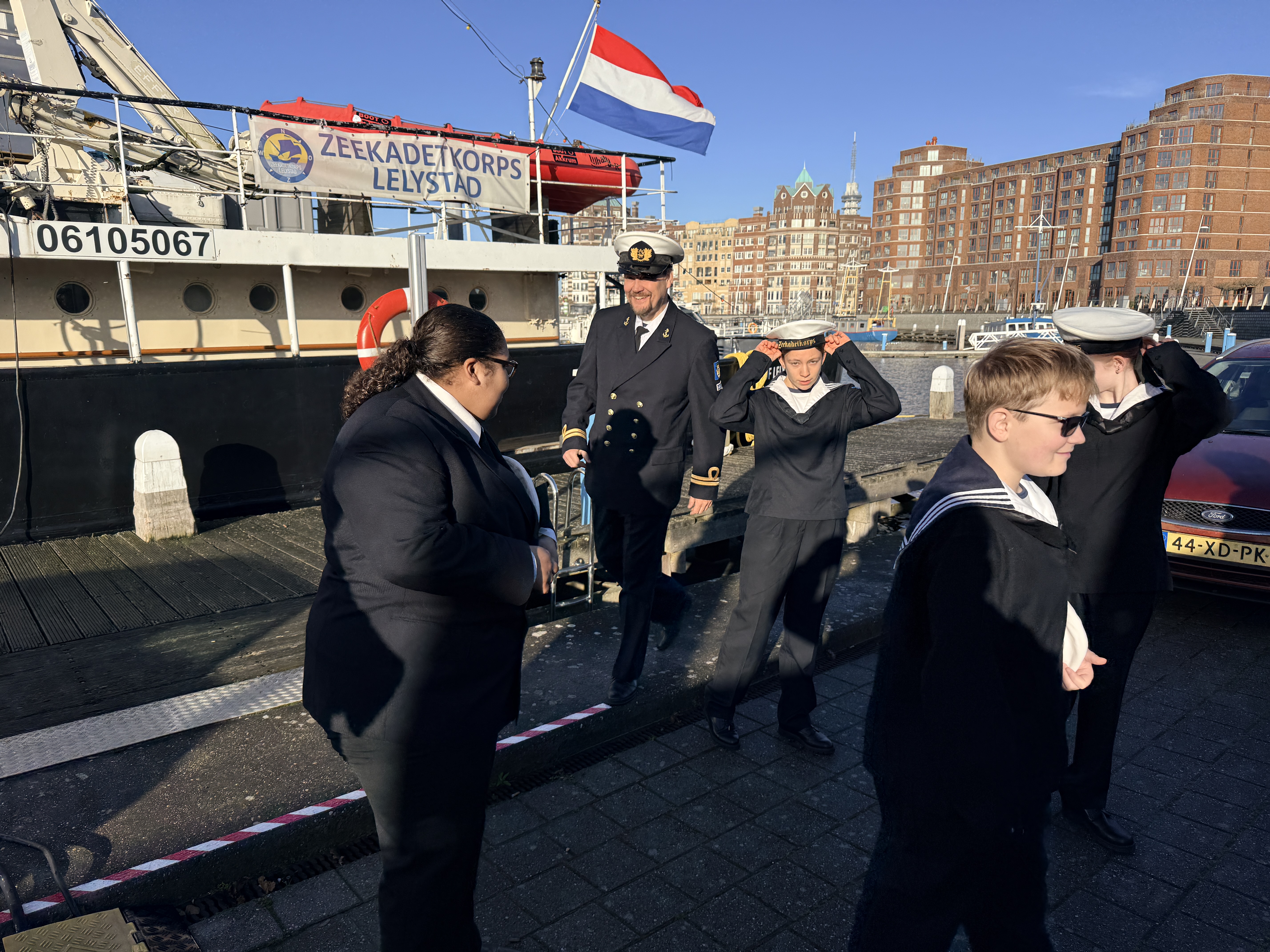 Zeekadetten nemen deel aan indrukwekkende Dodenherdenking