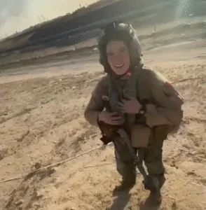 Vídeo: kuwaitiano se aproxima de piloto americana após ejeção de F-15E no Kuwait