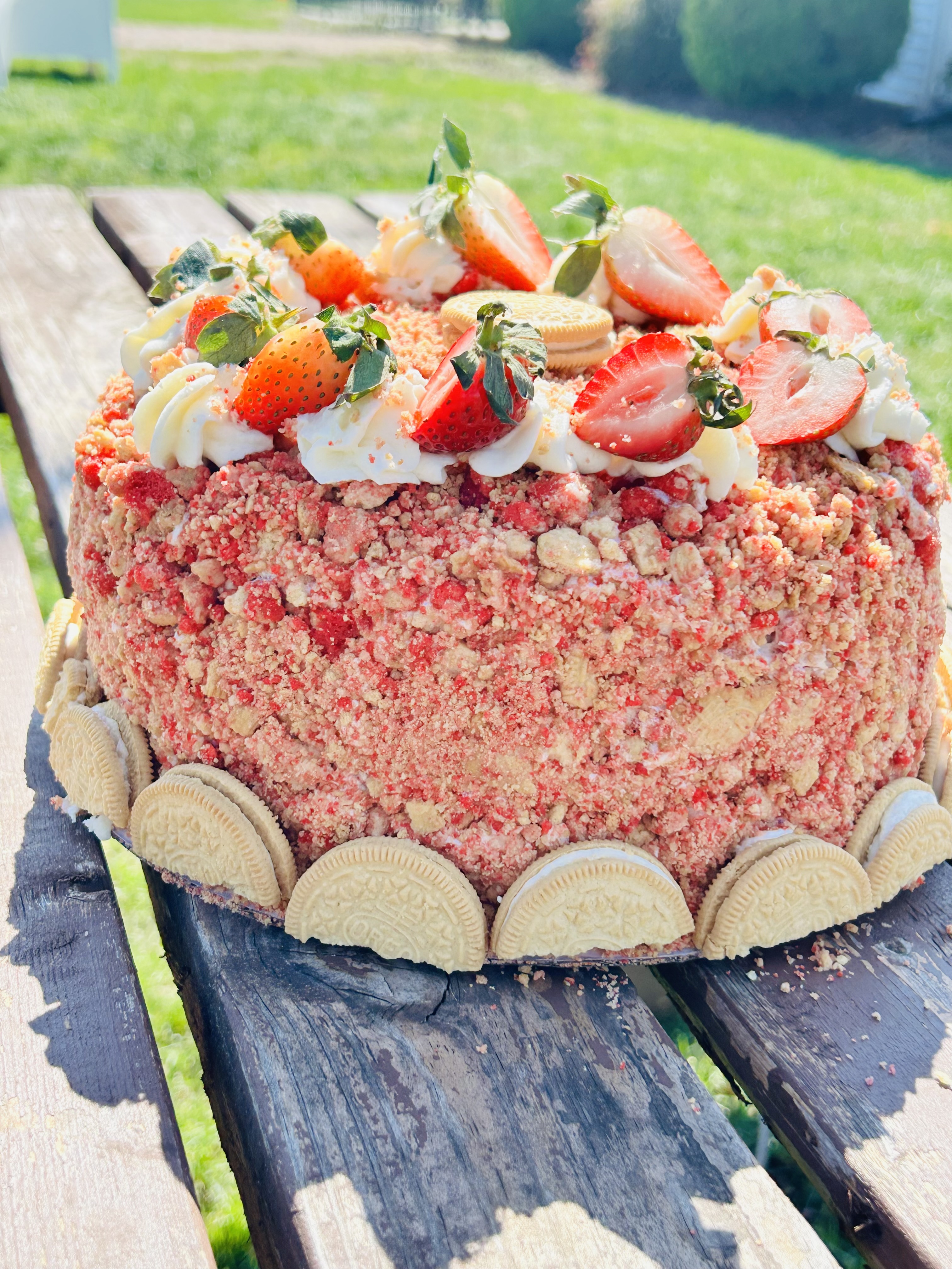 Strawberry crunch cake