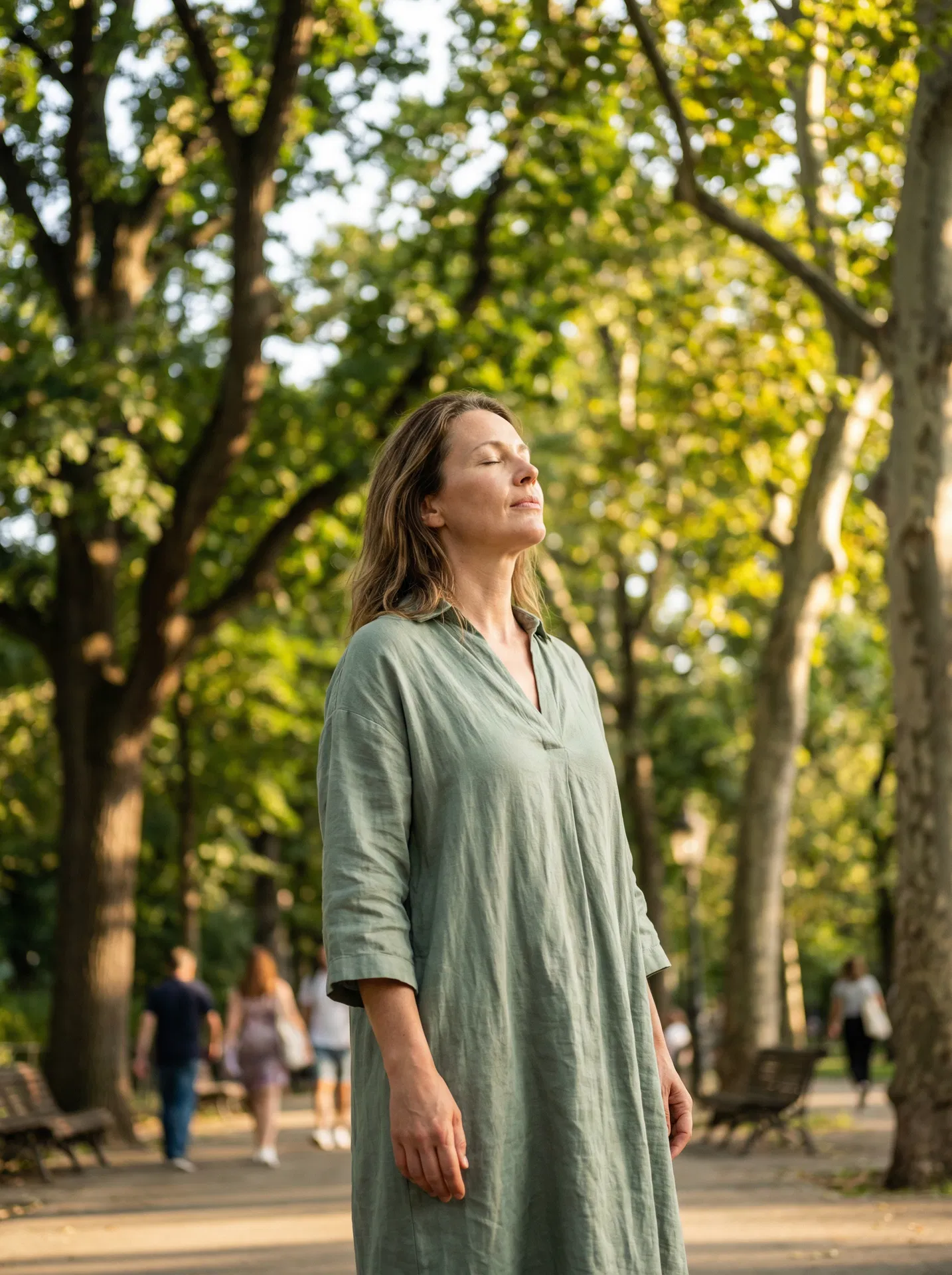 Frau atmet tief im Stadtpark