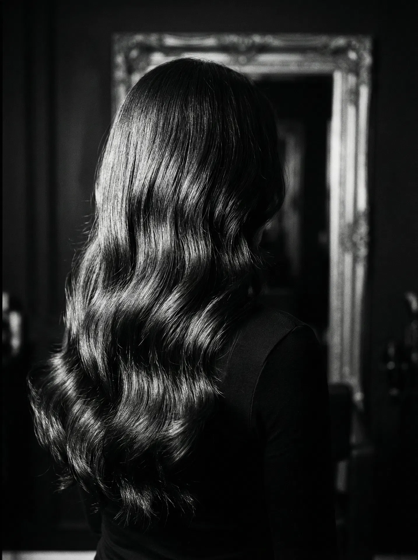 Brunette waves in the atelier