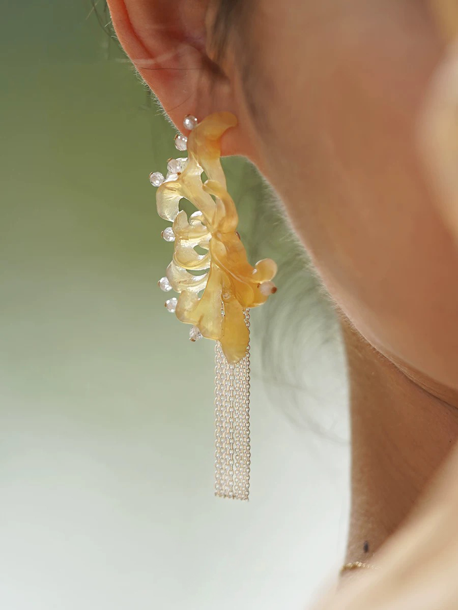 The closer you look,
the more it reveals.