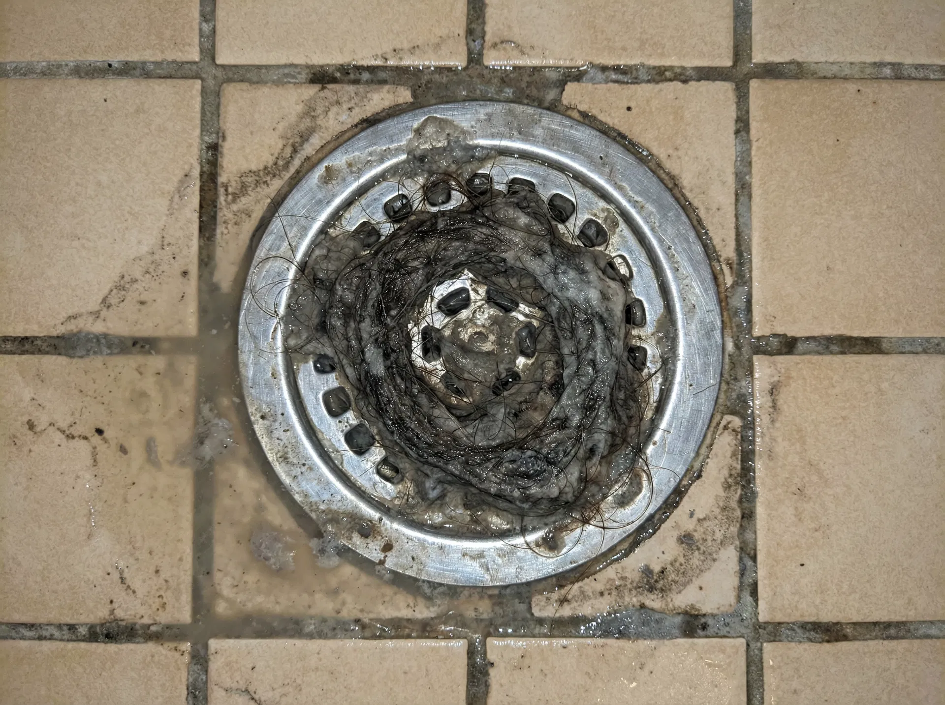 Duschablauf blockiert – Vorher