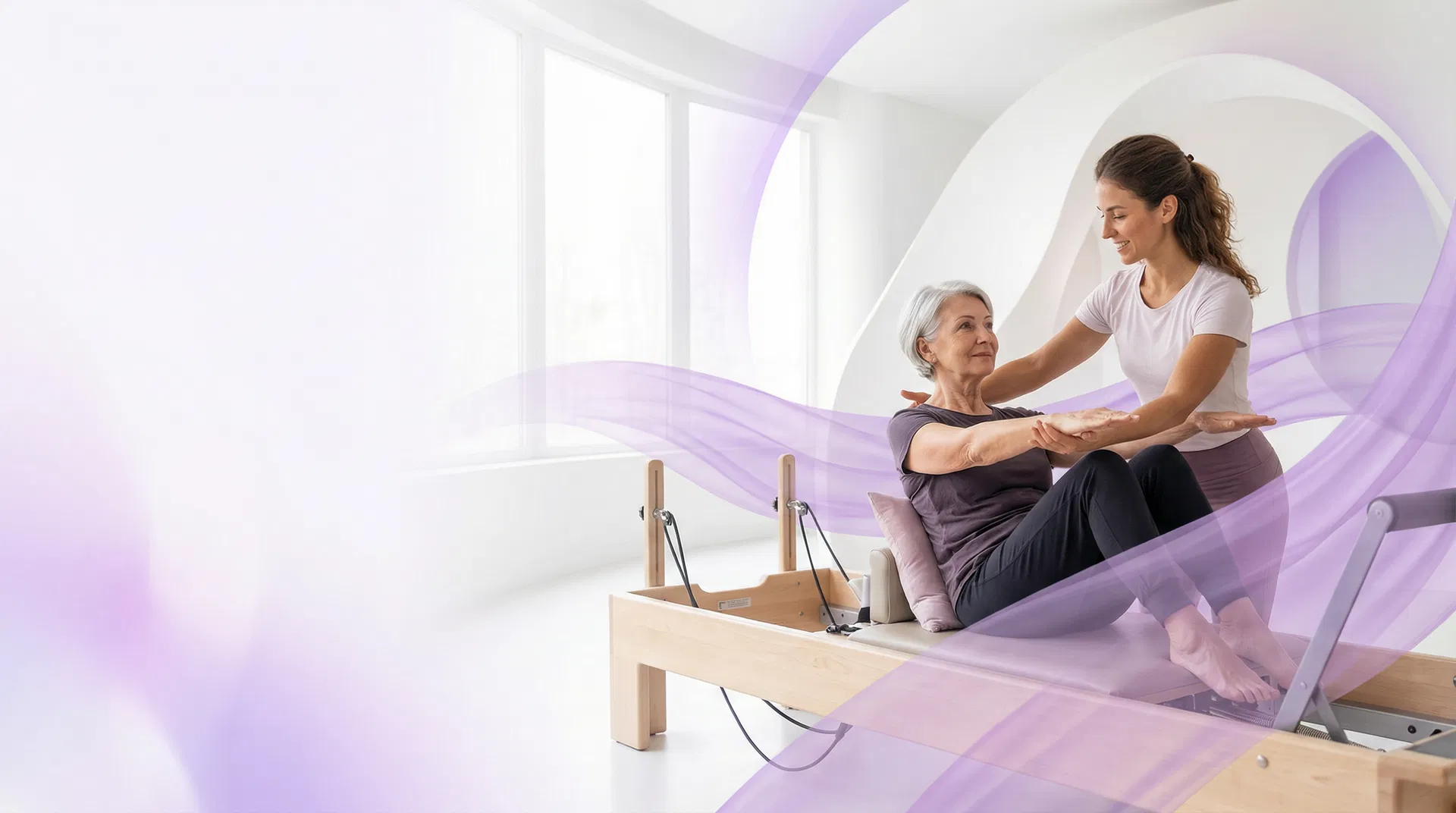 Fisioterapeuta acompanhando paciente em sessão de pilates terapêutico