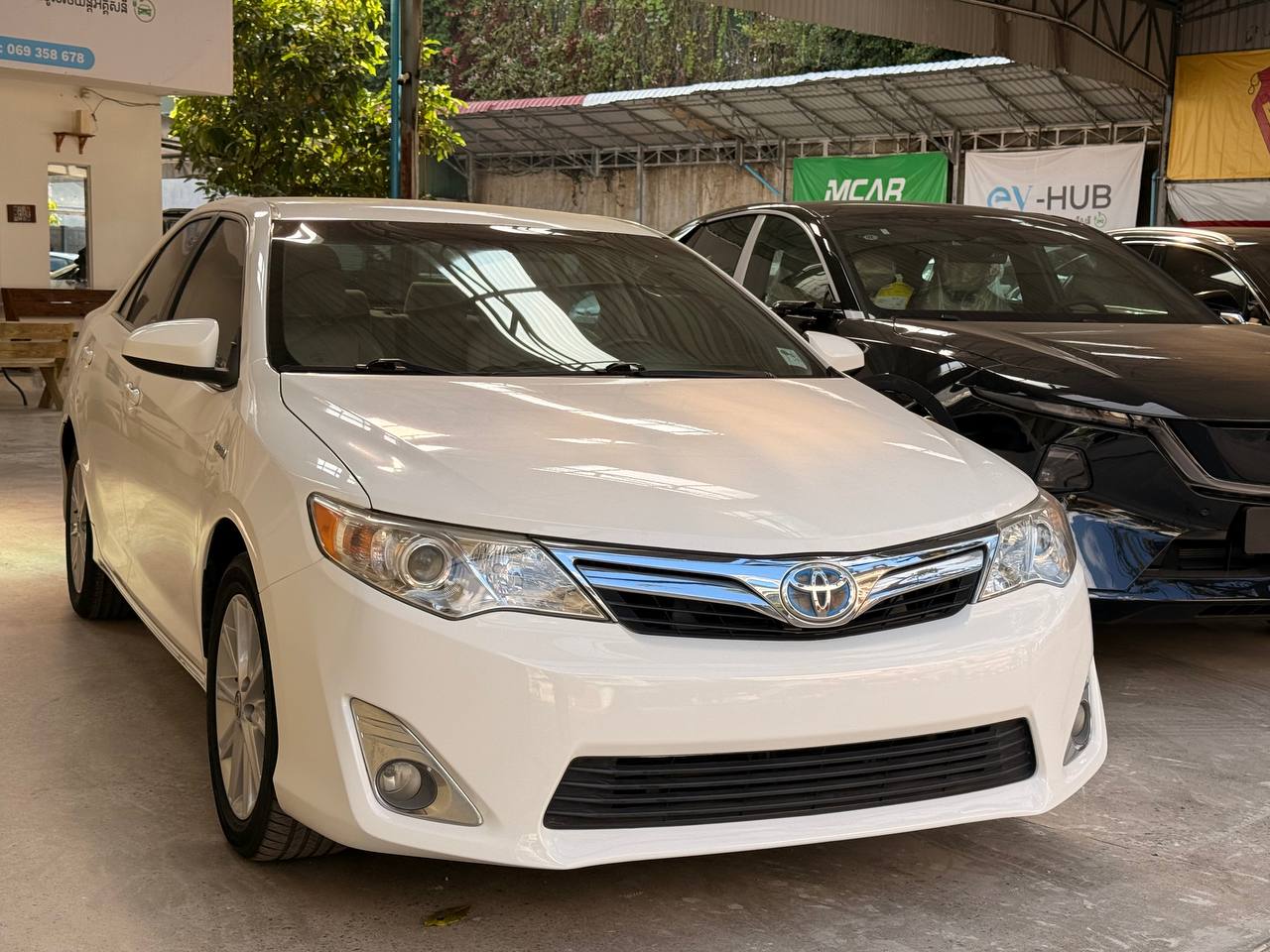 Toyota Camry XLE Hybrid 