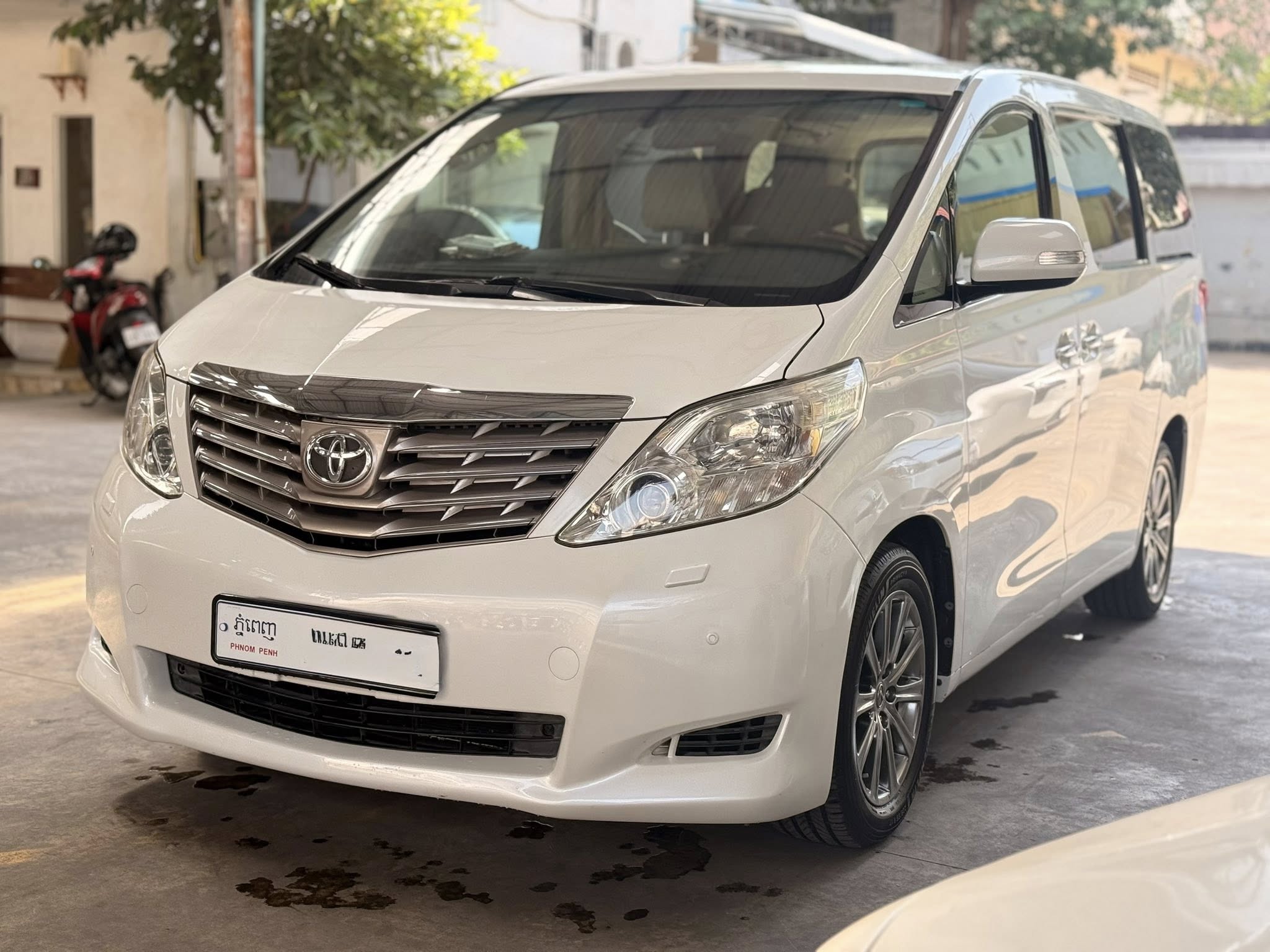 Toyota Alphard ( ឆ្វេងហ្សុីន )