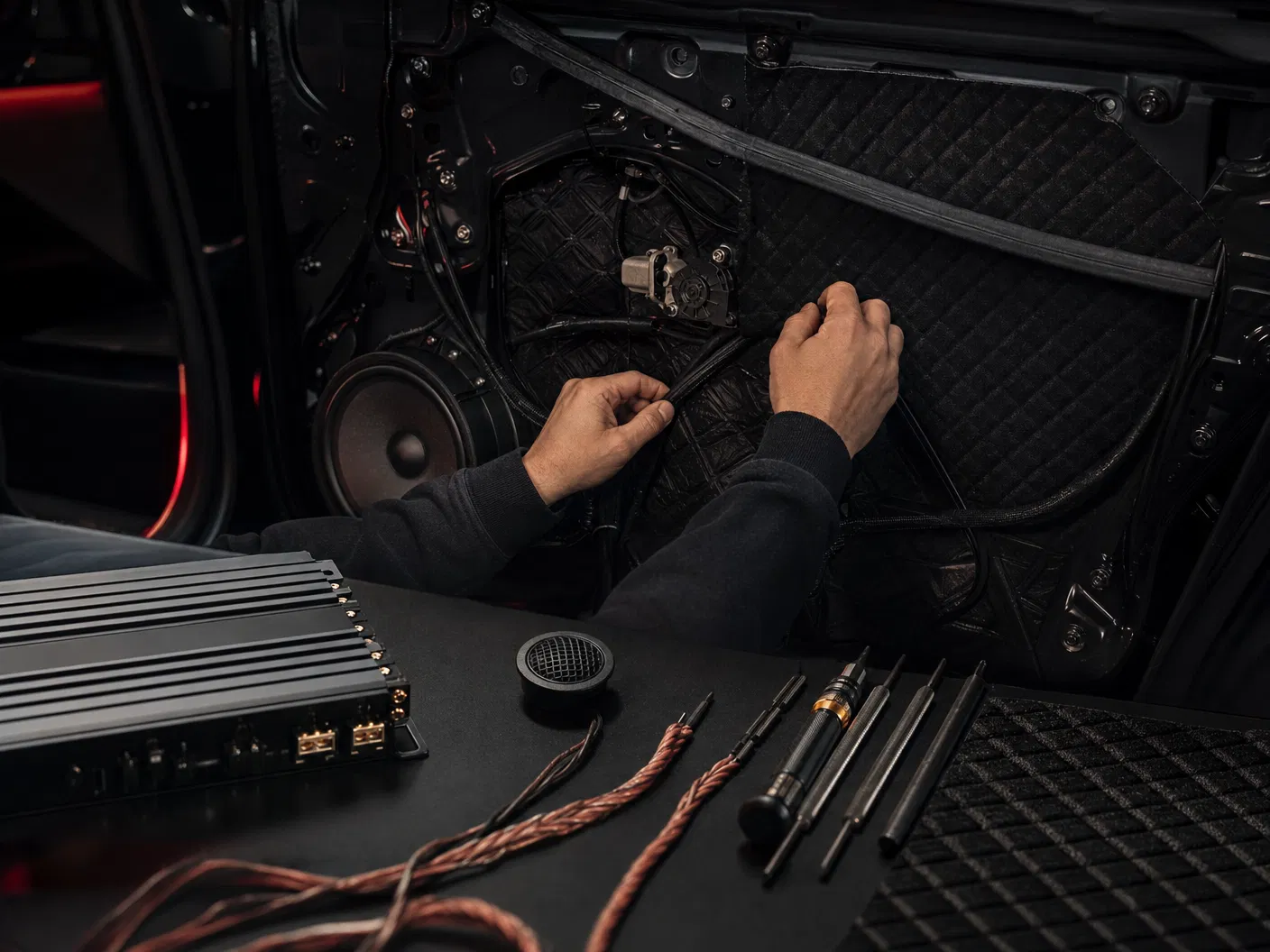 Proses instalasi audio mobil yang rapi dan presisi