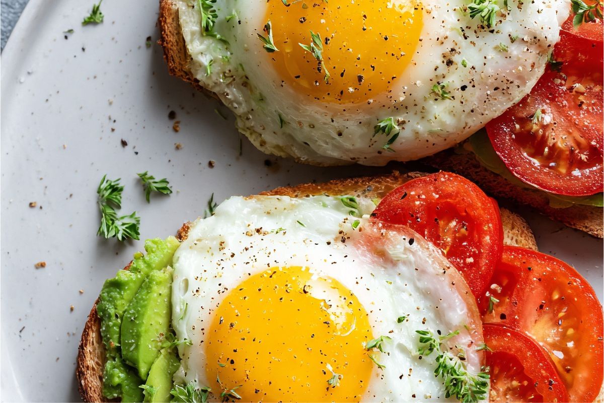 Авокадо тост с яйце
