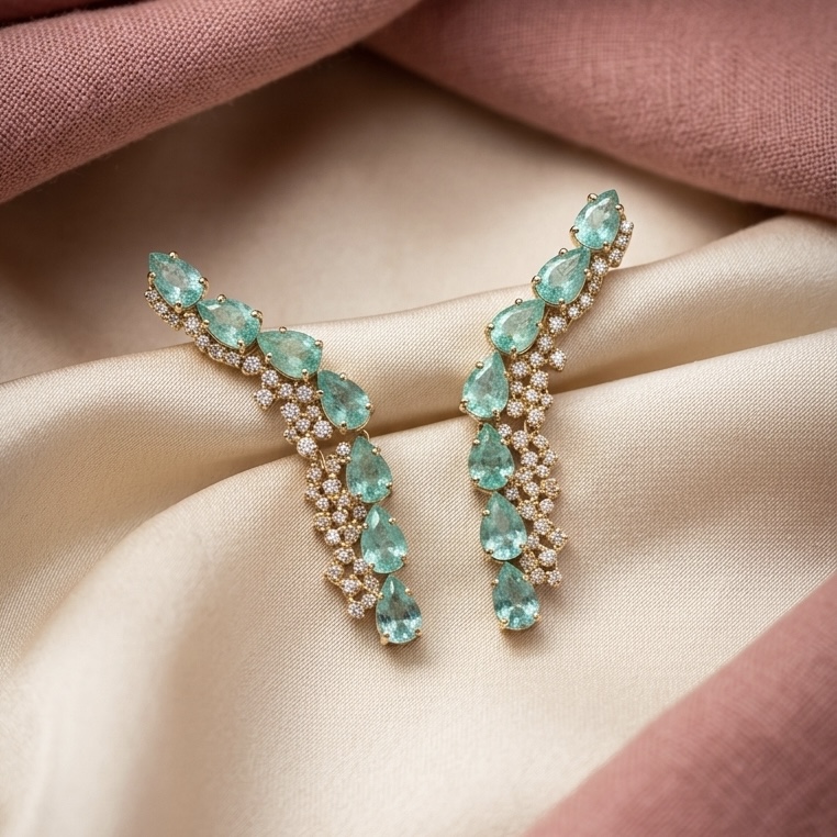 Brinco Ear Cuff em Ouro Branco 18k com Esmeraldas e Diamantes