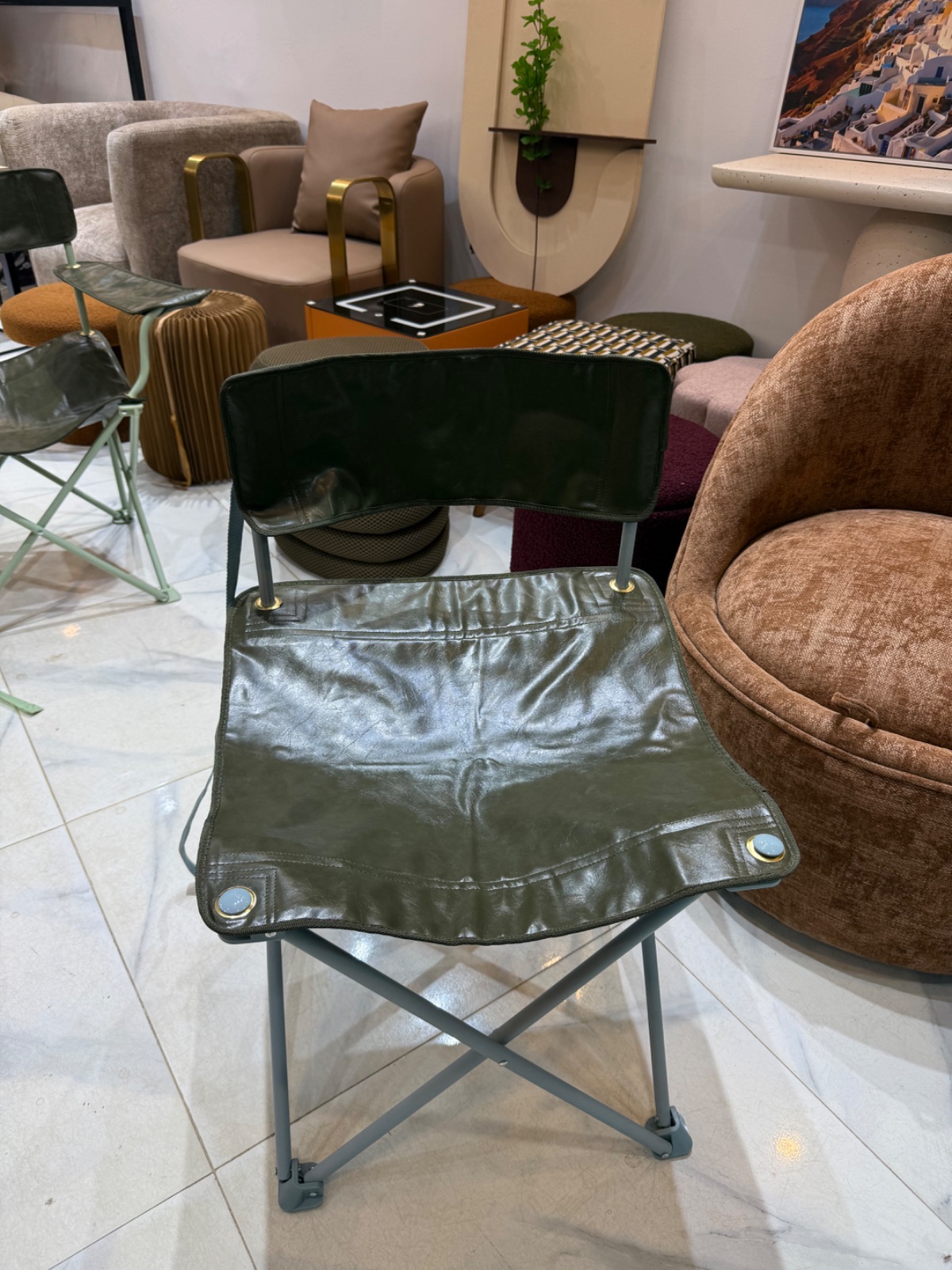 Chaise artistique en similicuir 