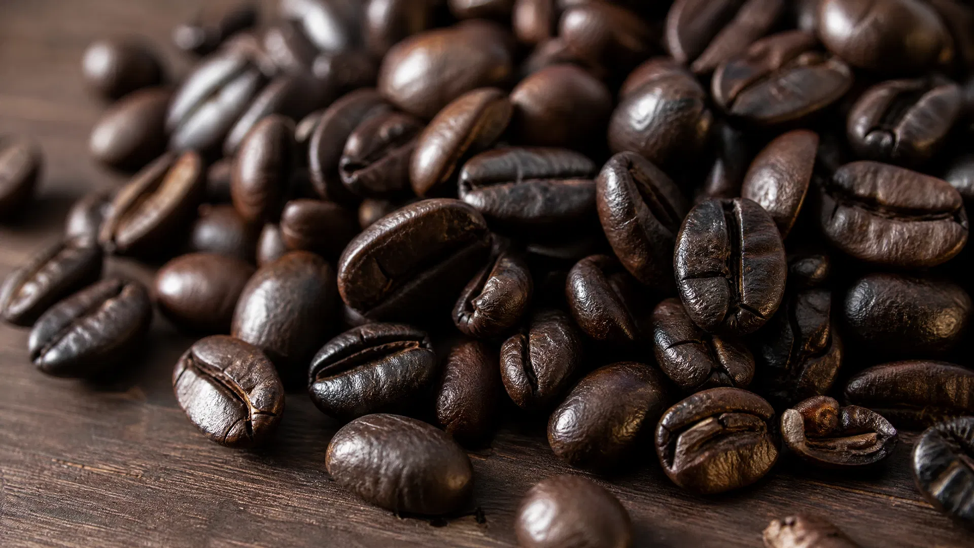 Close-up of Vietnamese Robusta coffee beans on a wooden surface — wholesale Vietnamese Robusta coffee Canada, Hanoi Drip Coffee Vancouver BC