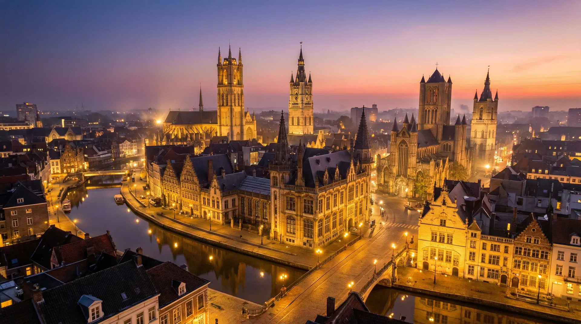 Gent skyline bij schemering