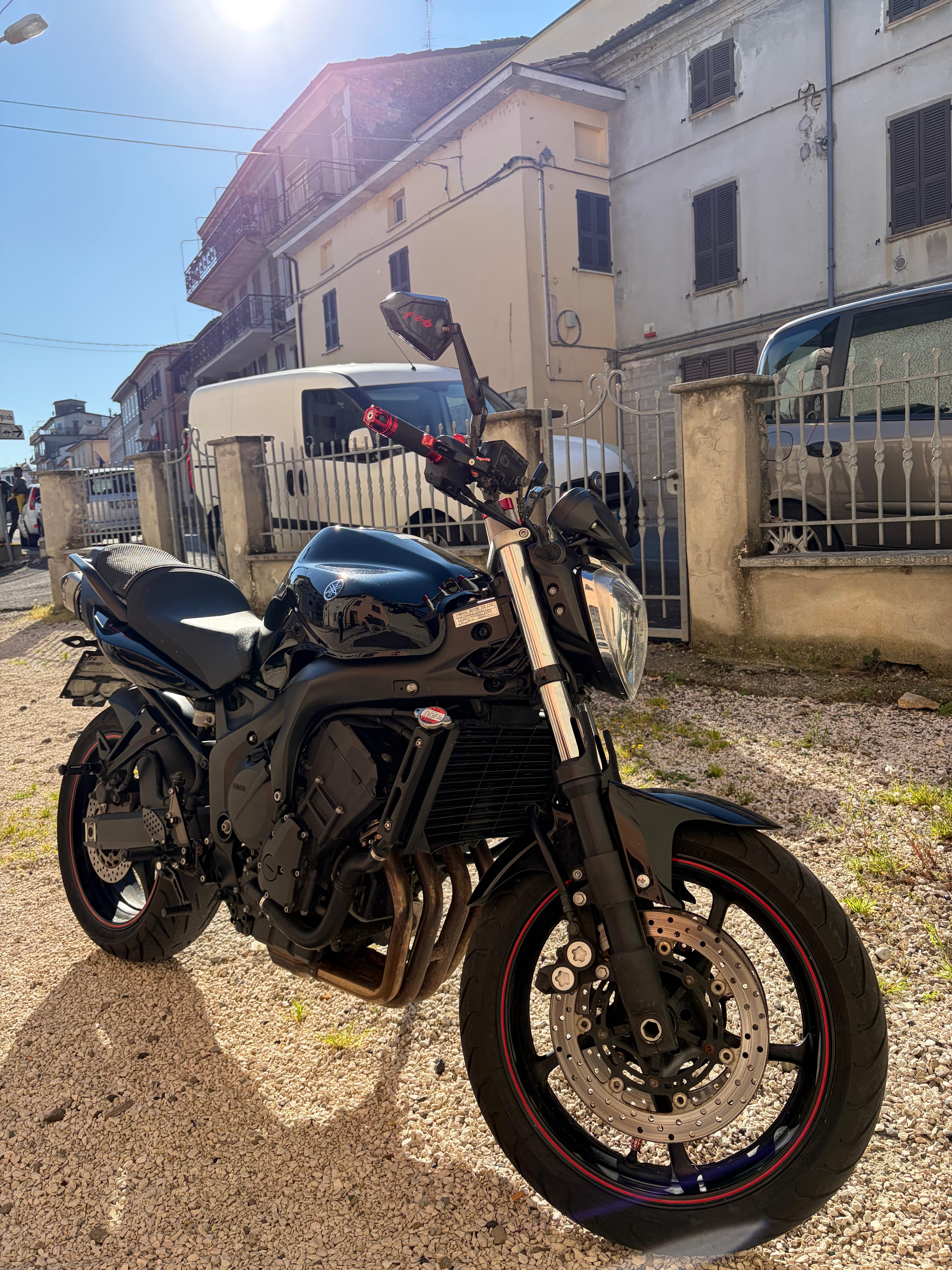 Yamaha fz6 a disposizione per esercitazioni patente A