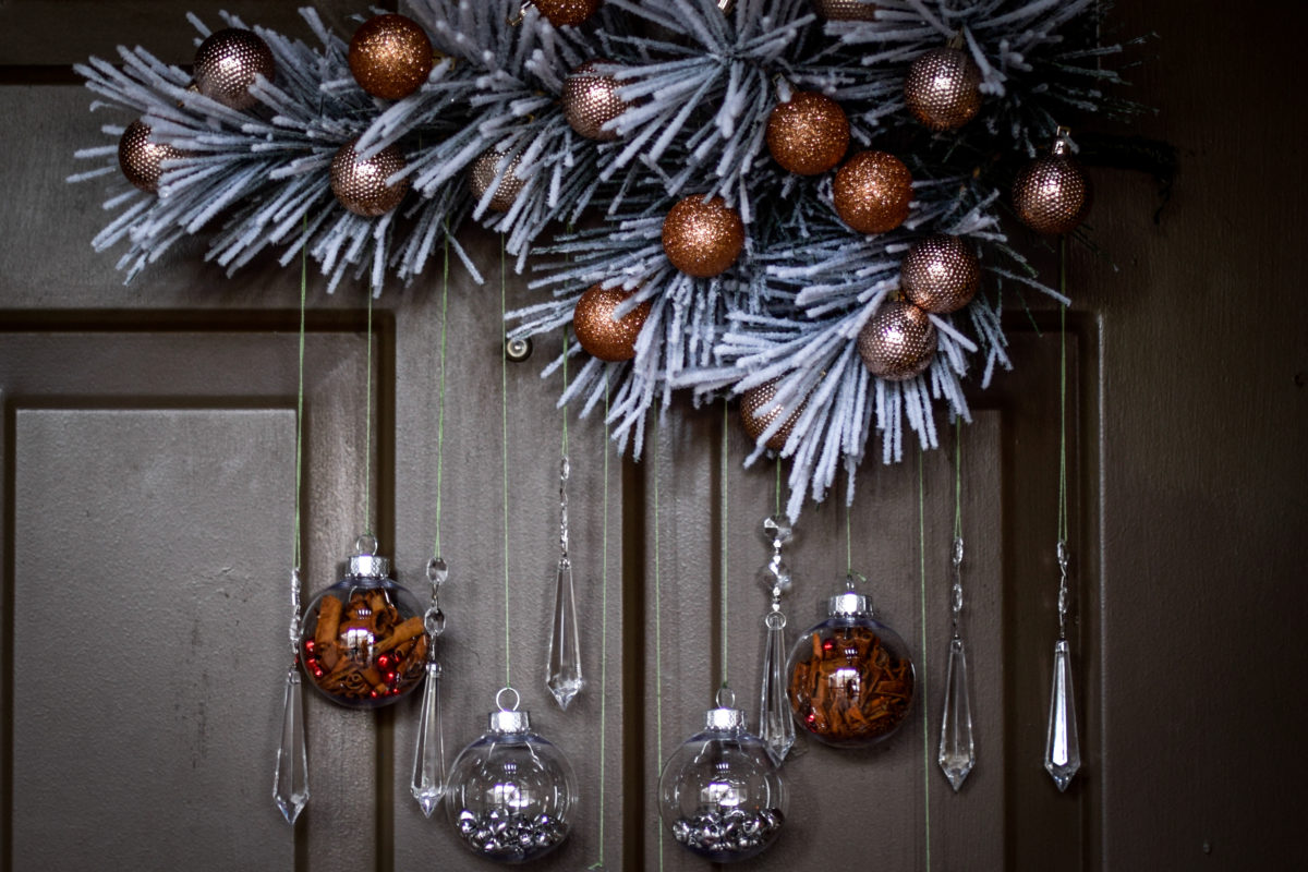 DIY Wreath to Decorate Your Front Door for the Holidays