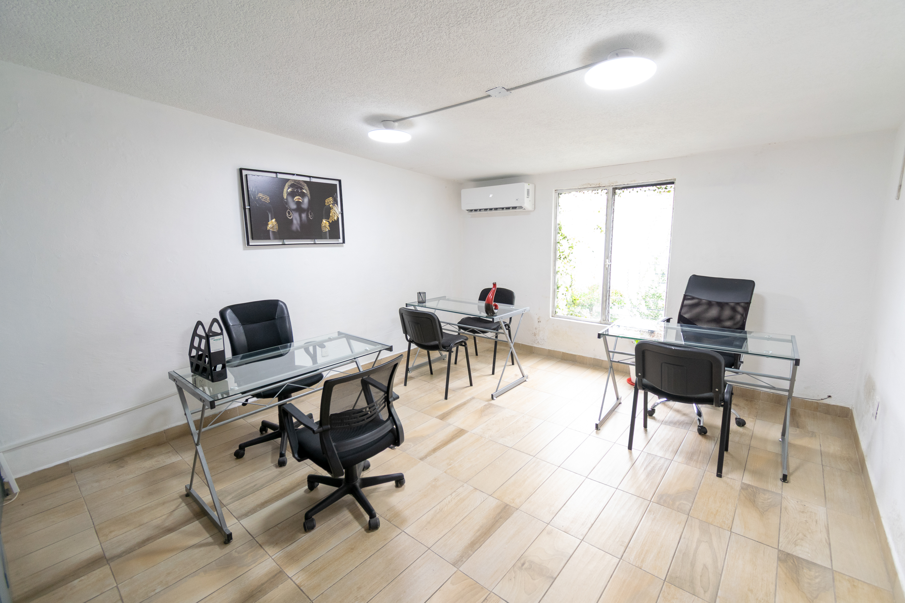 Oficina con A/A amueblada para asesores fiscales o contadores con excelente iluminación y ventilación