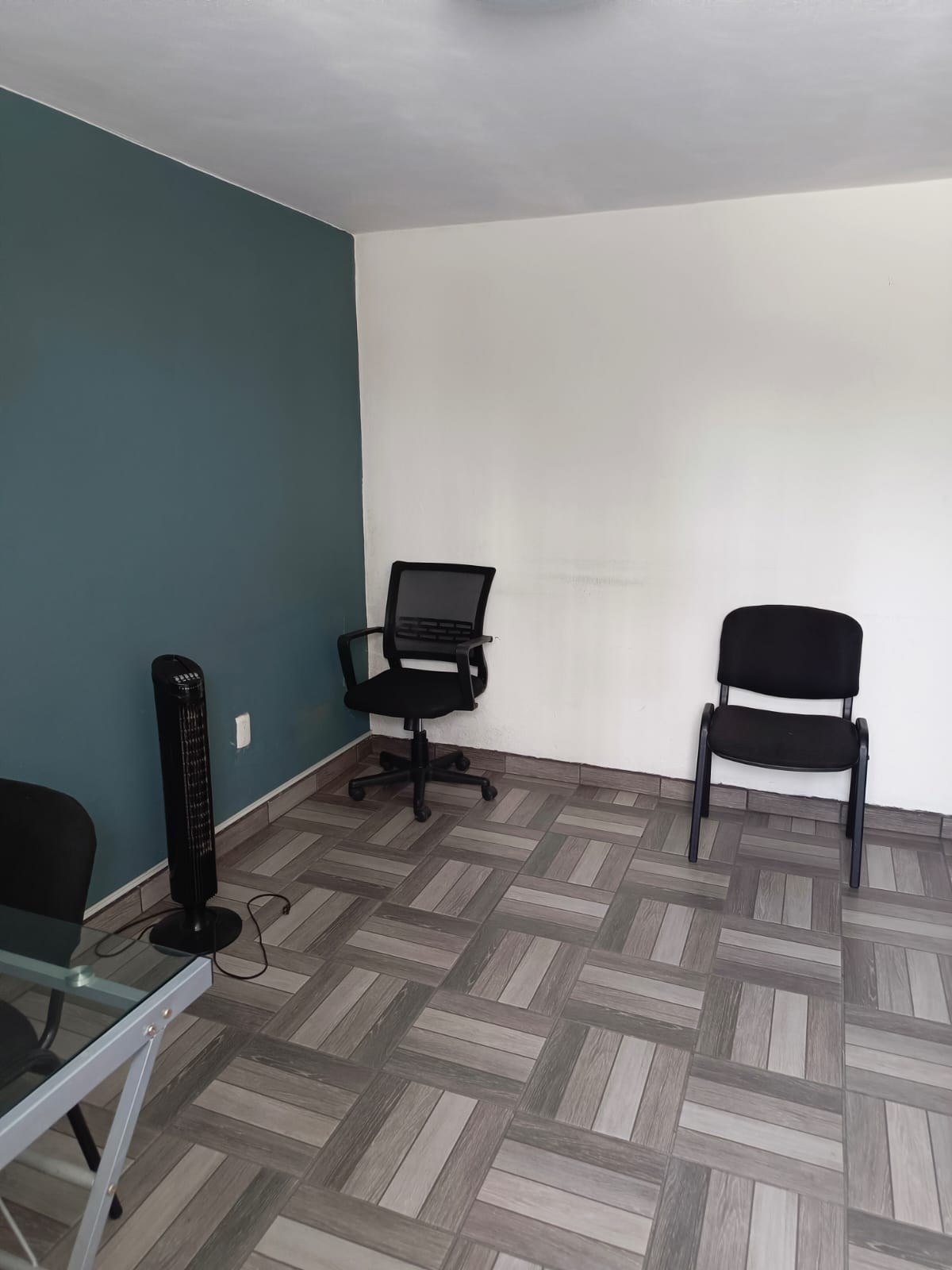 Oficina ejecutiva con buena iluminación, ventilación y amplio espacio para archivo y resguardo de documentos