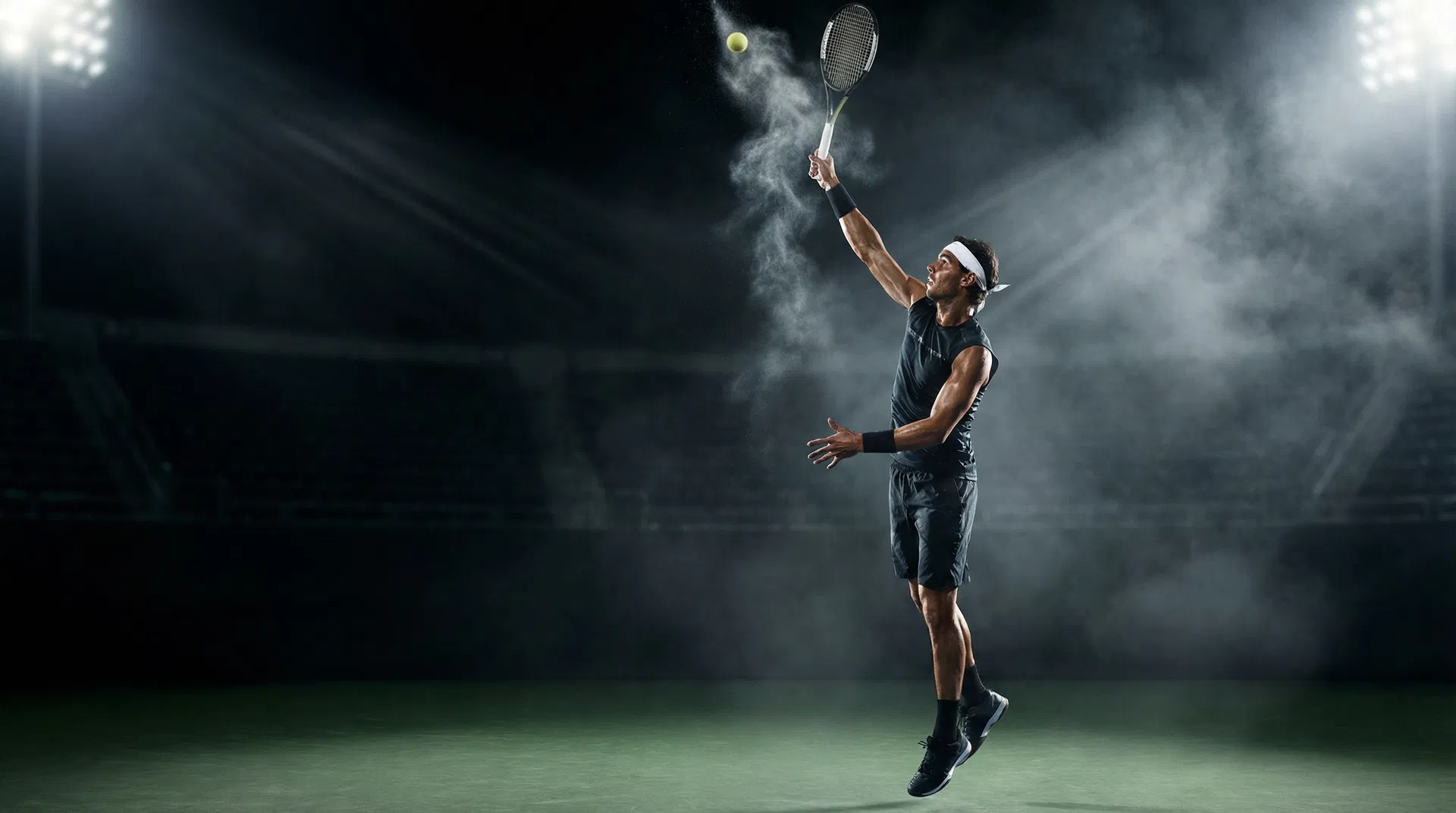Jugador de tenis ejecutando un servicio potente