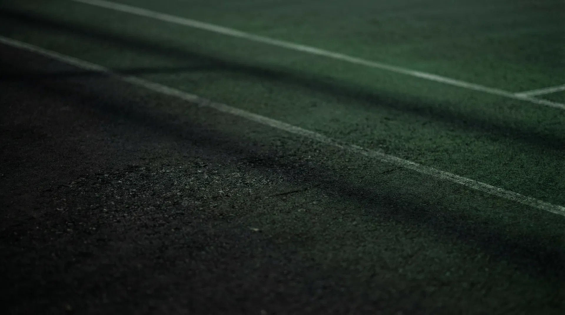 Alumnos de tenis compartiendo sus resultados de entrenamiento