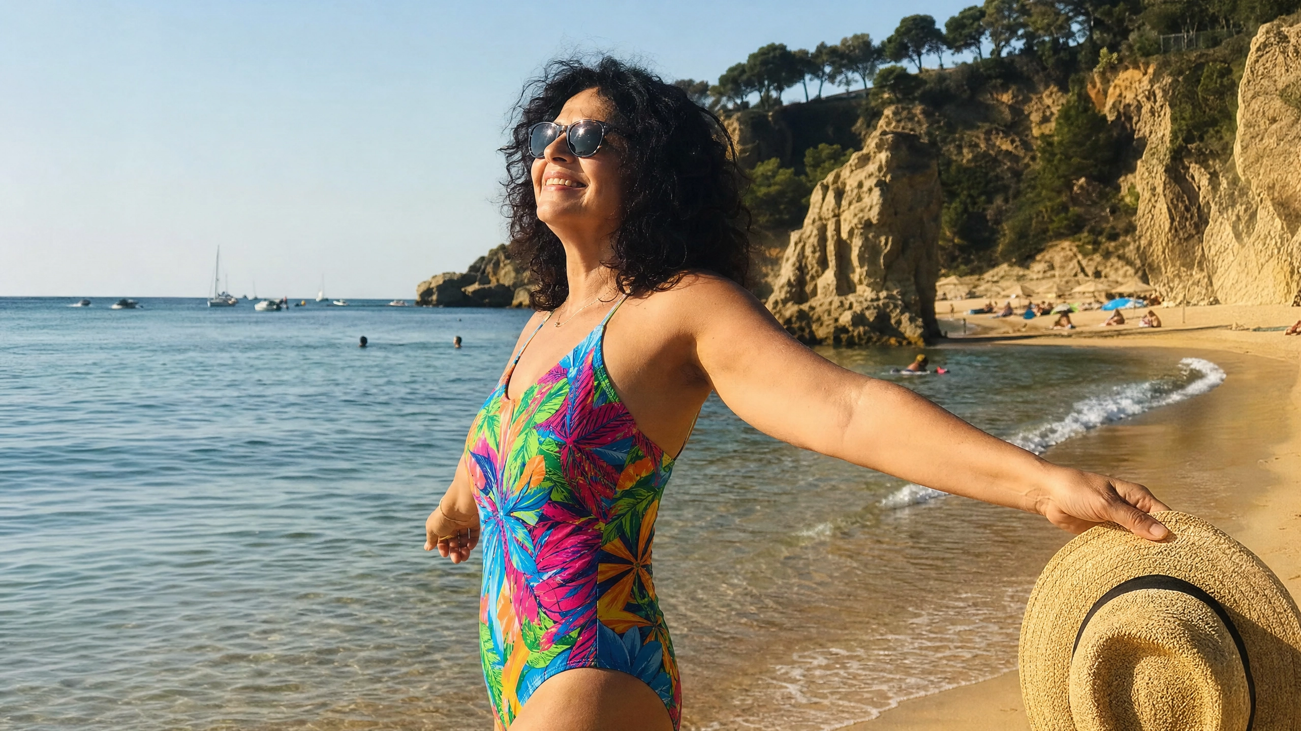 Mujer española recuperando su verano en la playa