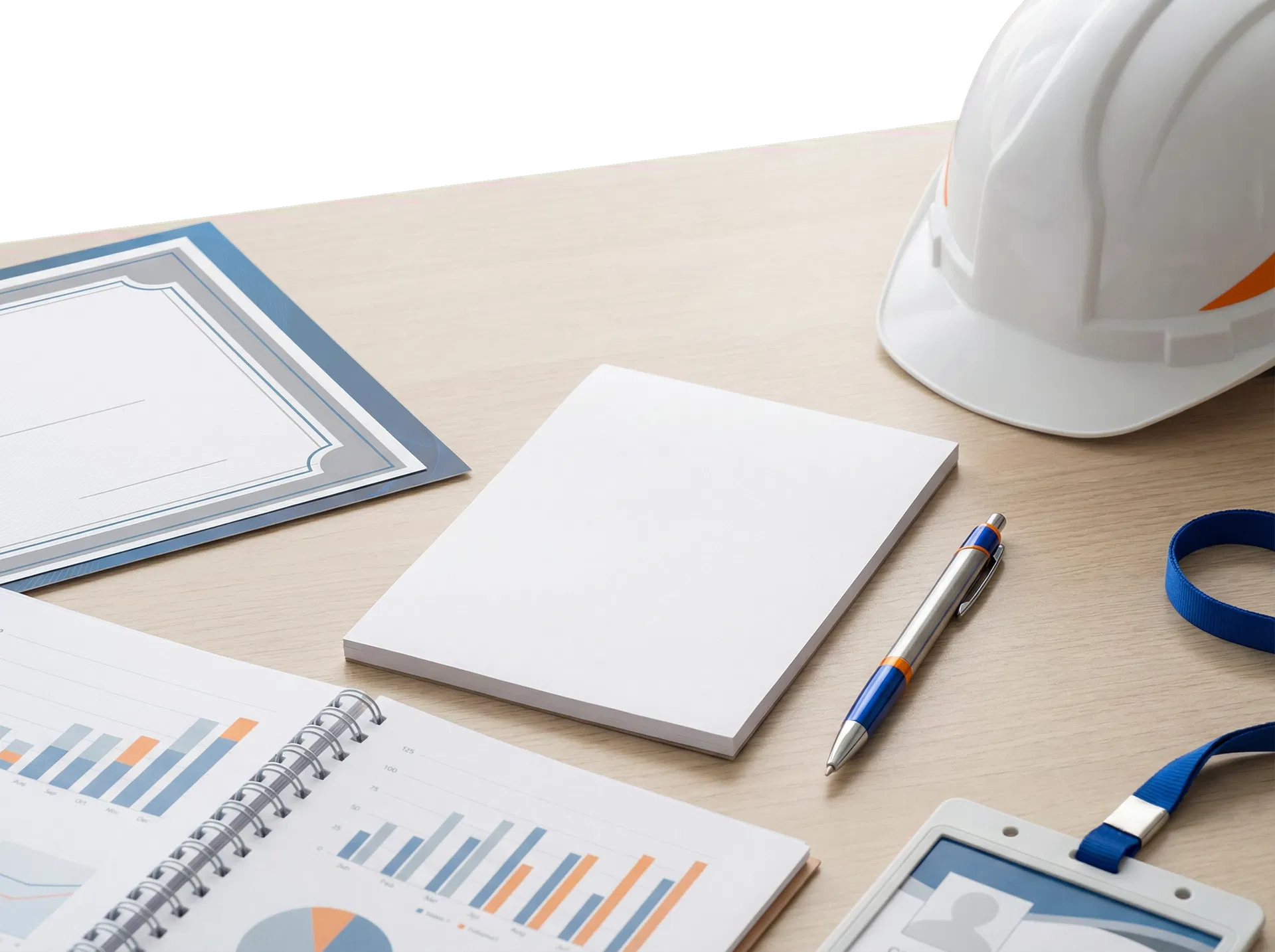 Material de apoio e certificado sobre mesa de trabalho