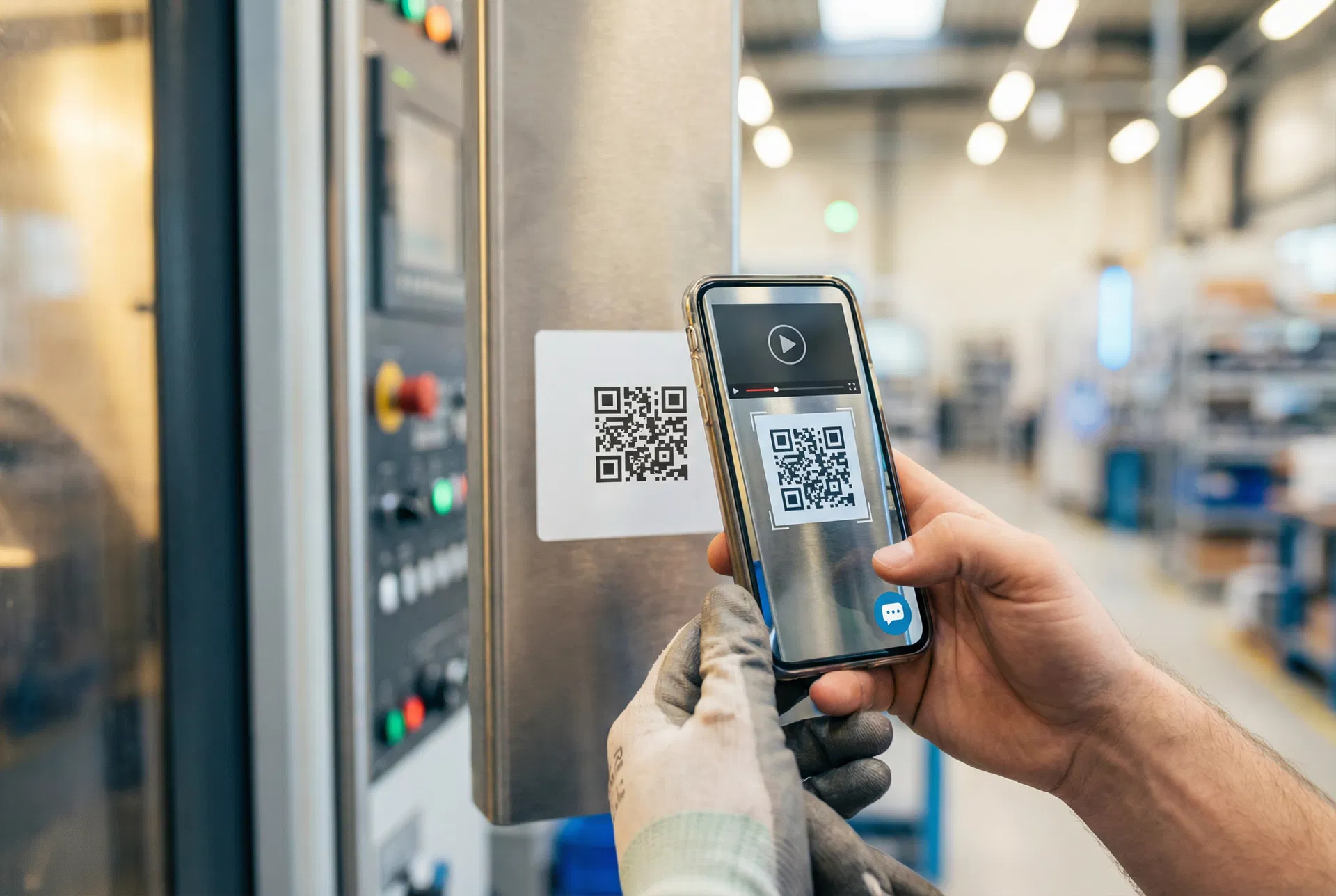 Medarbejder scanner QR-kode på maskine