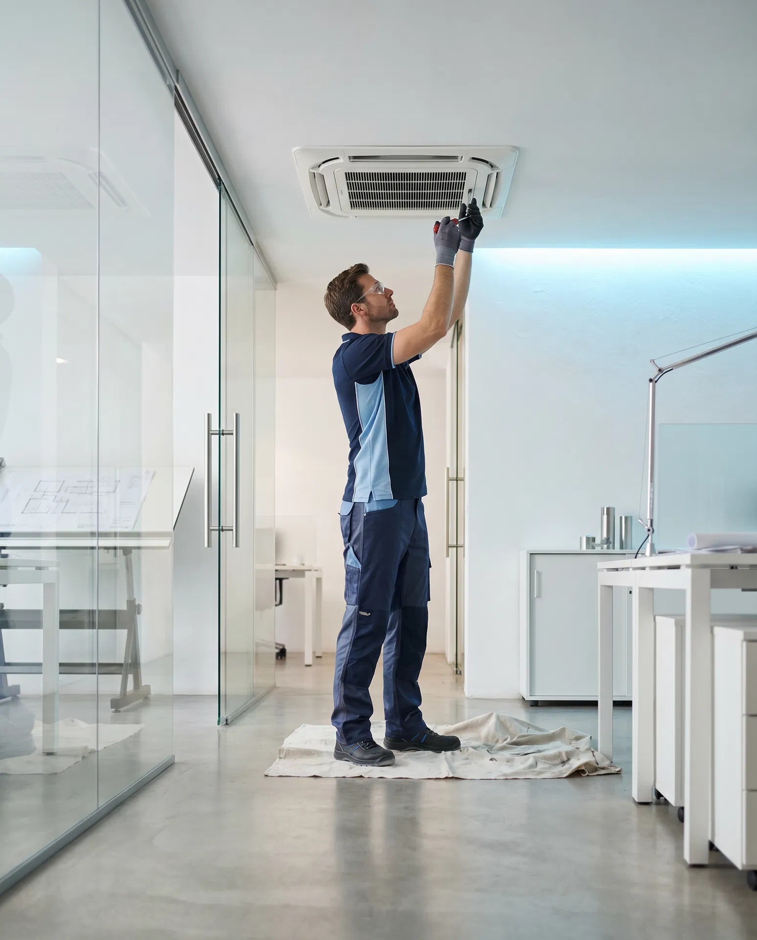 Instalação comercial com acabamento limpo