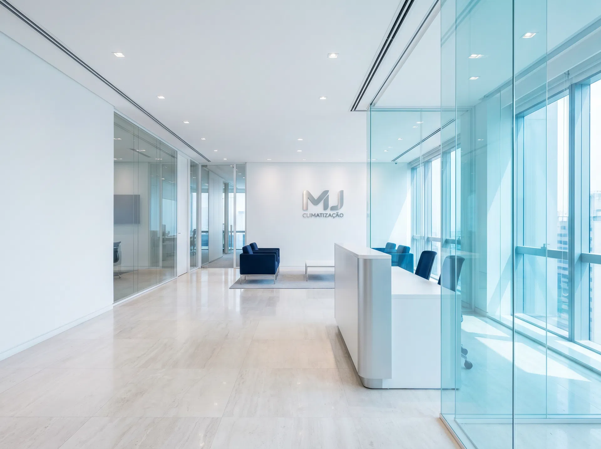 Ambiente corporativo climatizado com estética clean