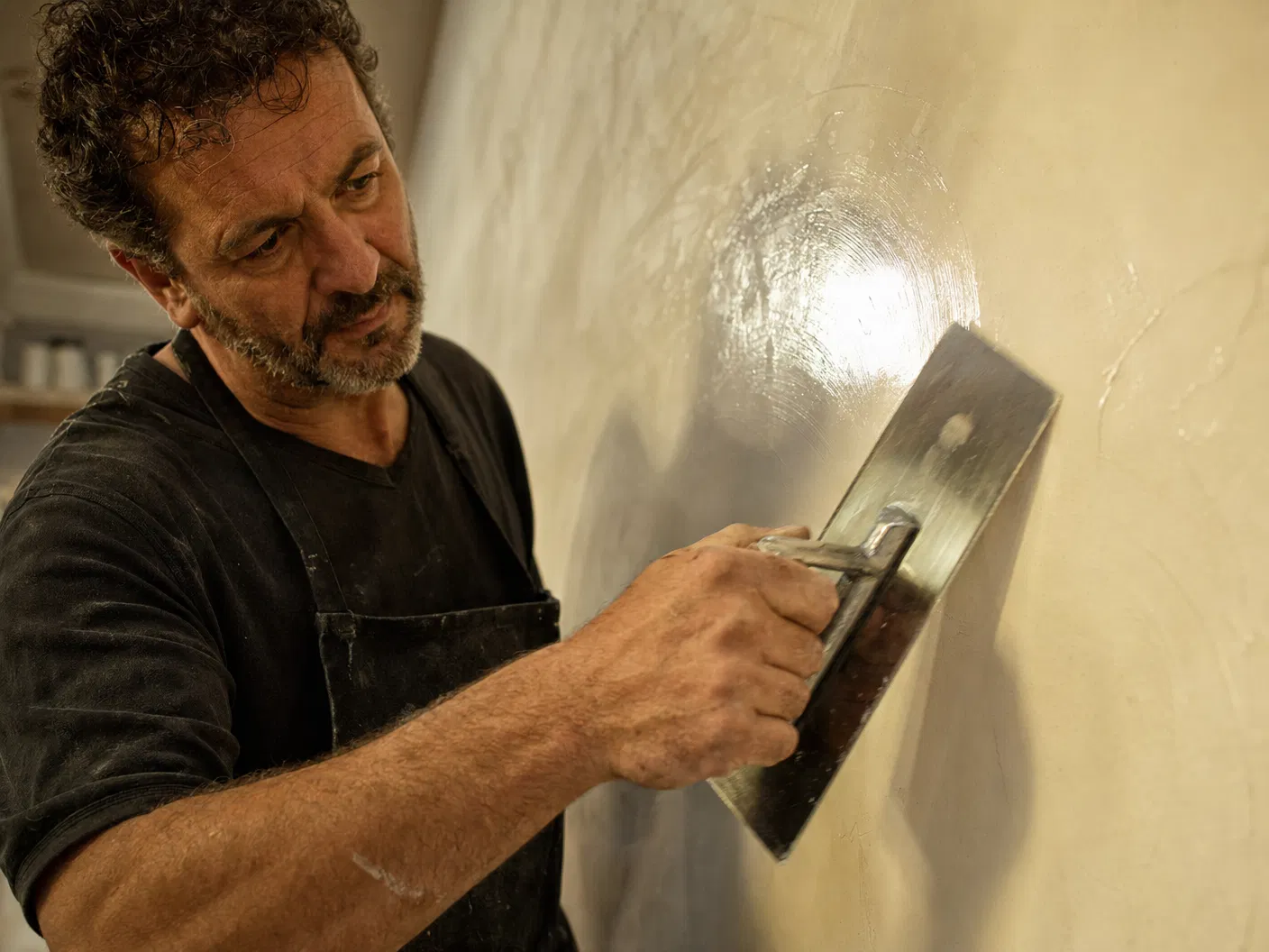 Master craftsman applying Venetian plaster