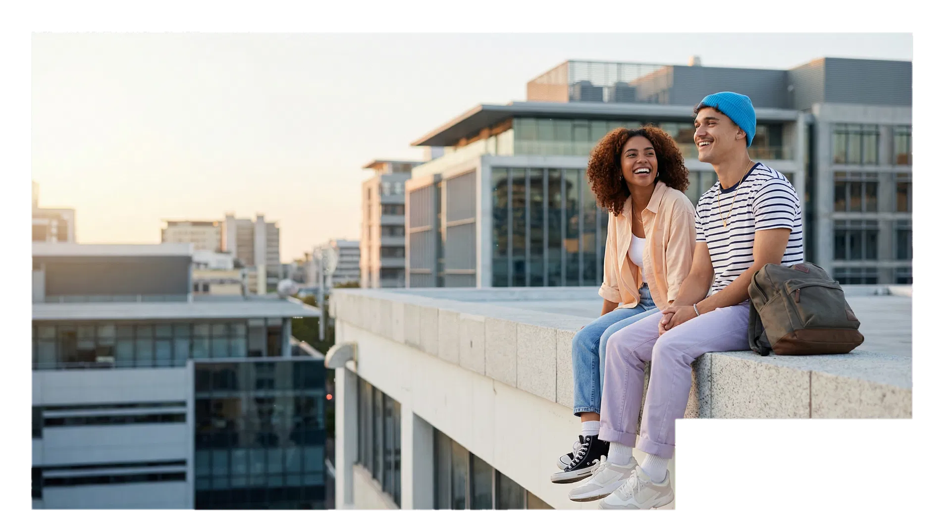 Jovens viajantes em momento de descanso durante passeio urbano contemporâneo