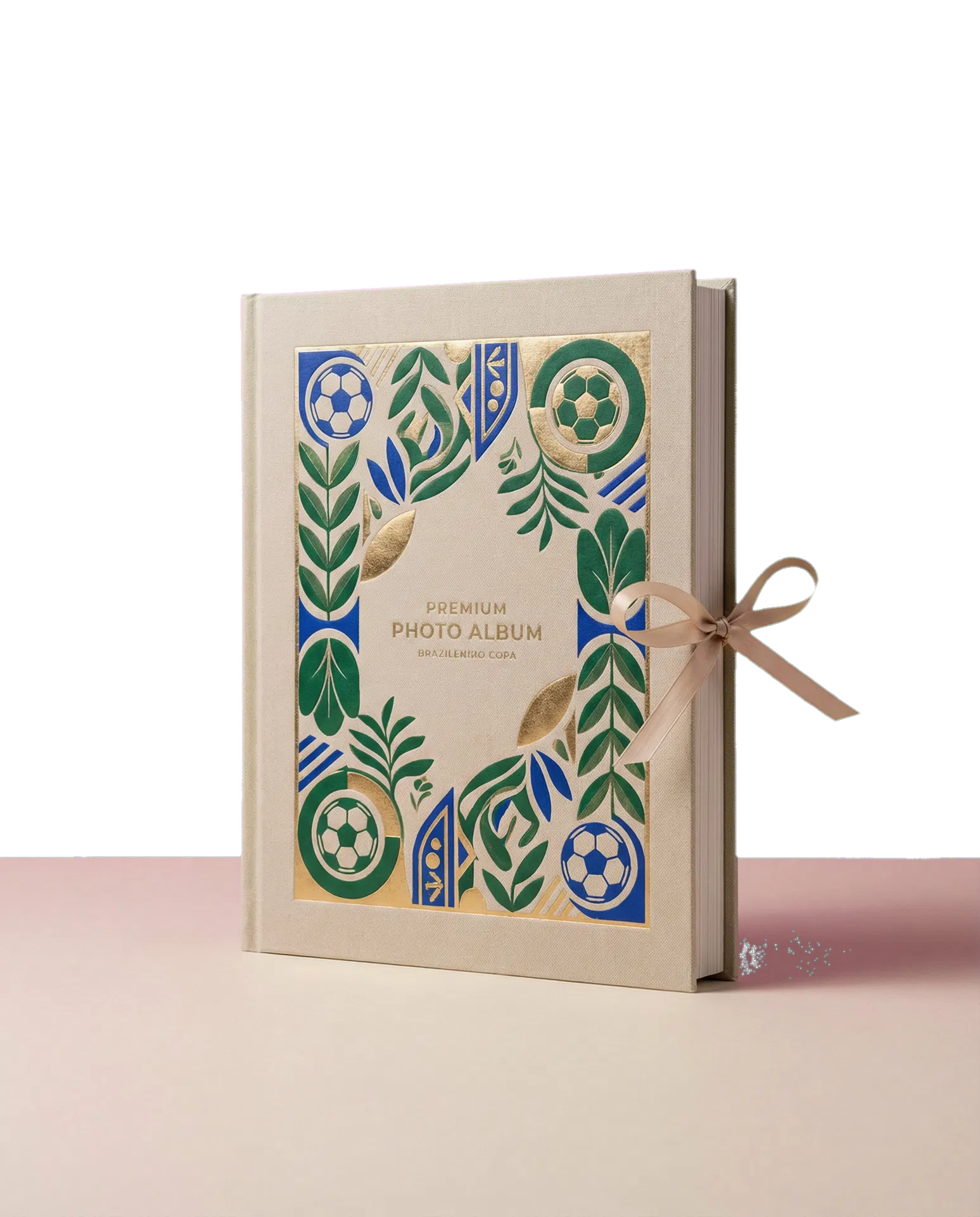 Álbum exclusivo tema Copa do Mundo com capa rígida bege, grafismos brasileiros e acabamento premium.