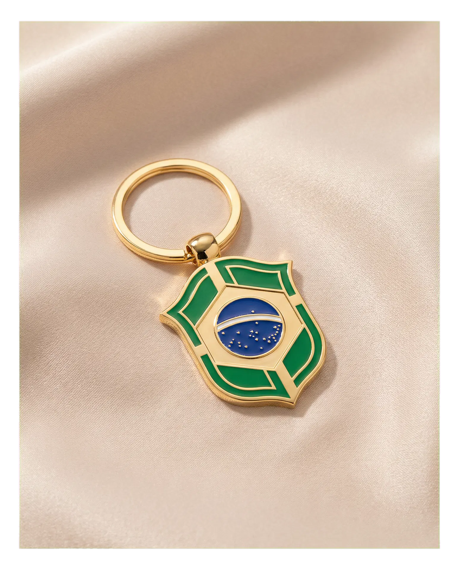 Chaveiro premium tema Copa do Mundo com acabamento dourado e detalhes em verde e azul sobre fundo bege elegante.