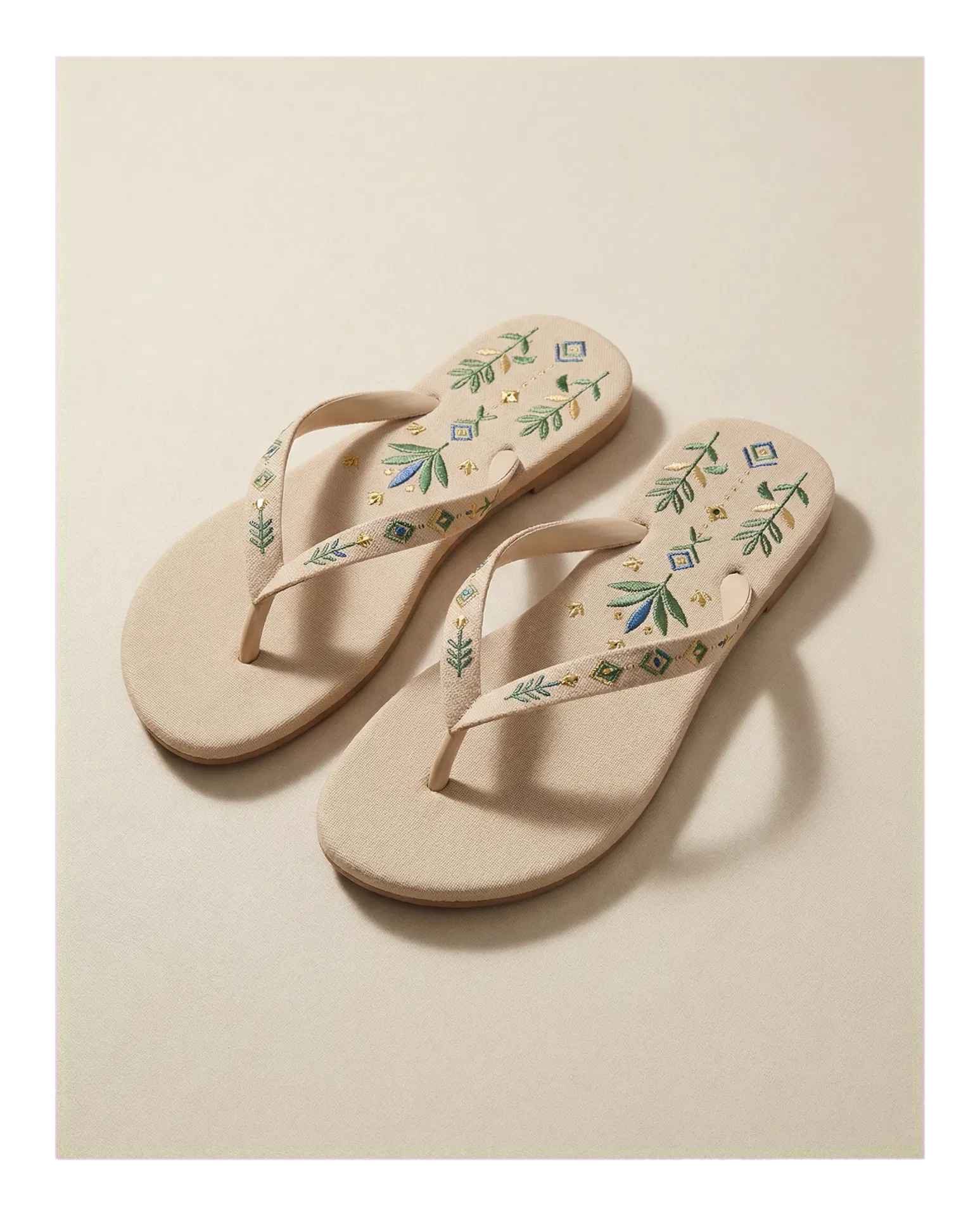 Chinelo premium tema Copa do Mundo em tons claros com detalhes brasileiros discretos sobre fundo bege sofisticado.