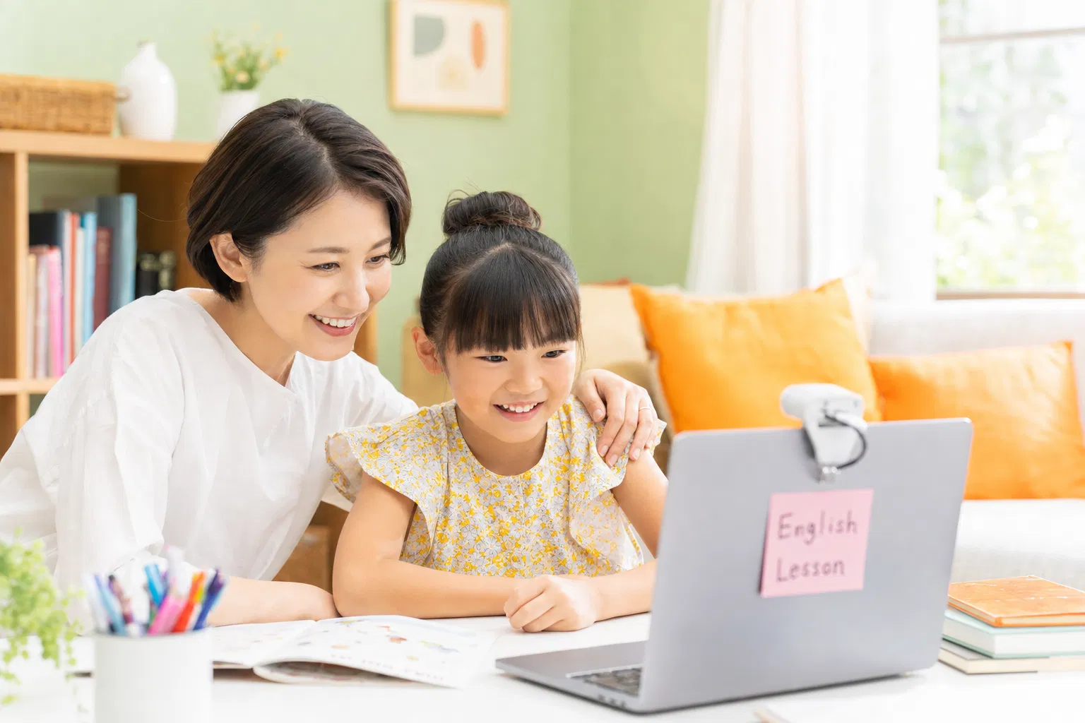 日本人の母親と娘がオンライン英会話を楽しんでいる様子