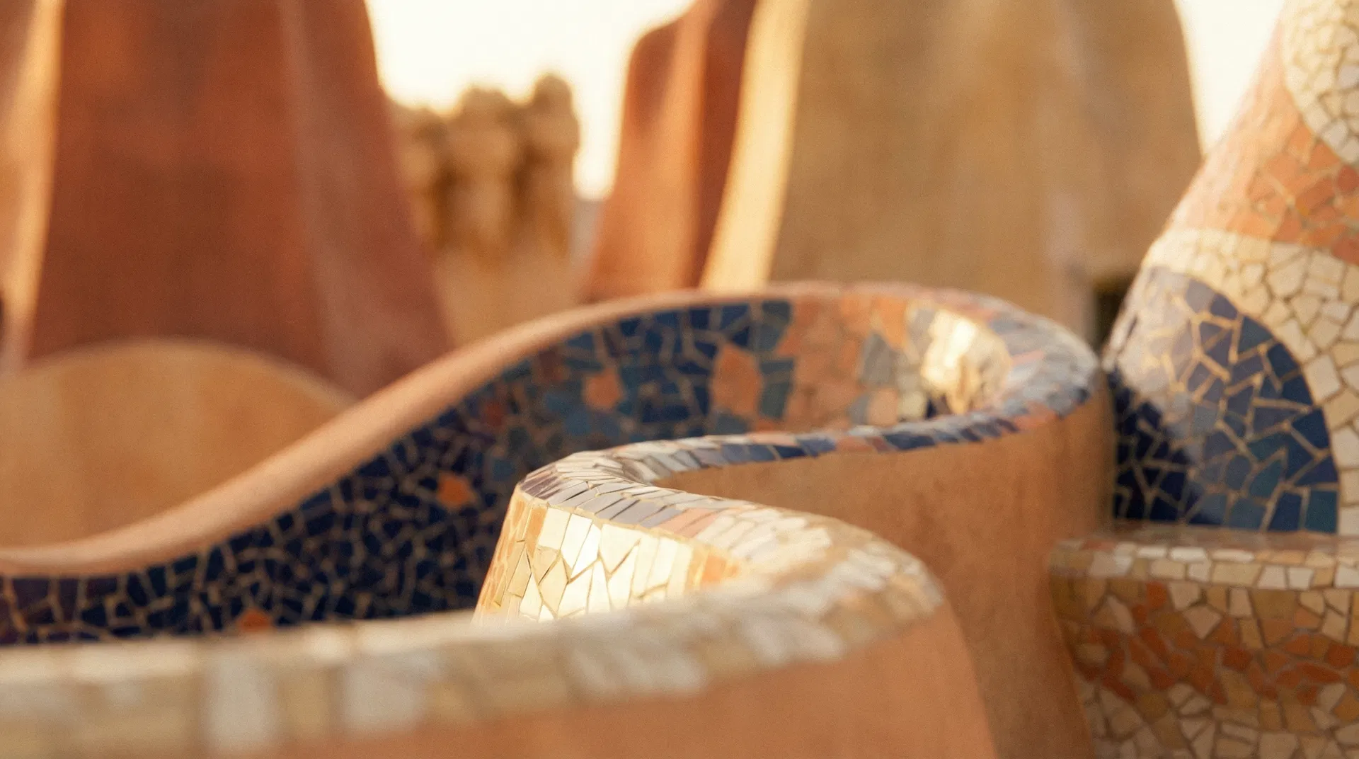 Arquitectura modernista de Barcelona - mosaicos de Gaudí