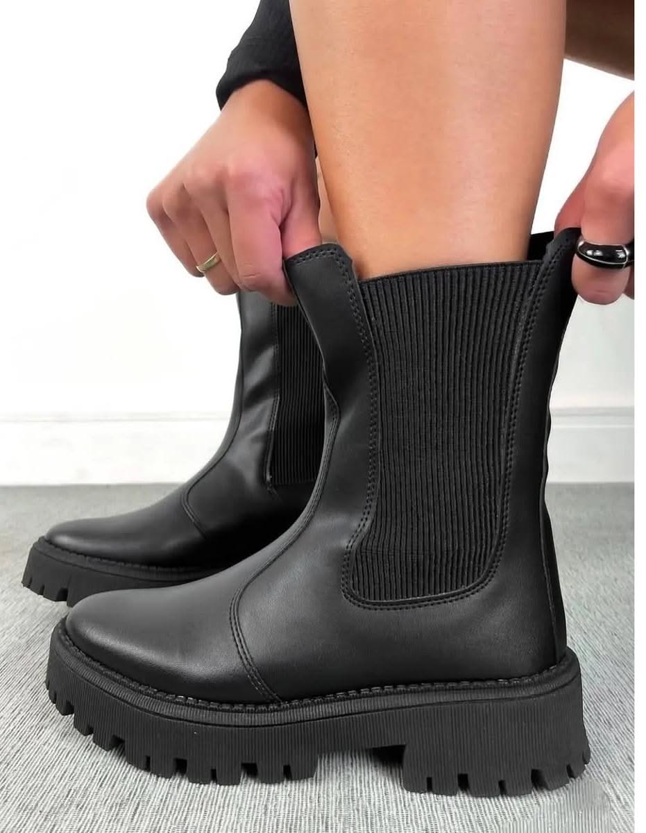 Casual Black Chelsea Boots — Chunky Lug Sole, Elastic Side Panels
