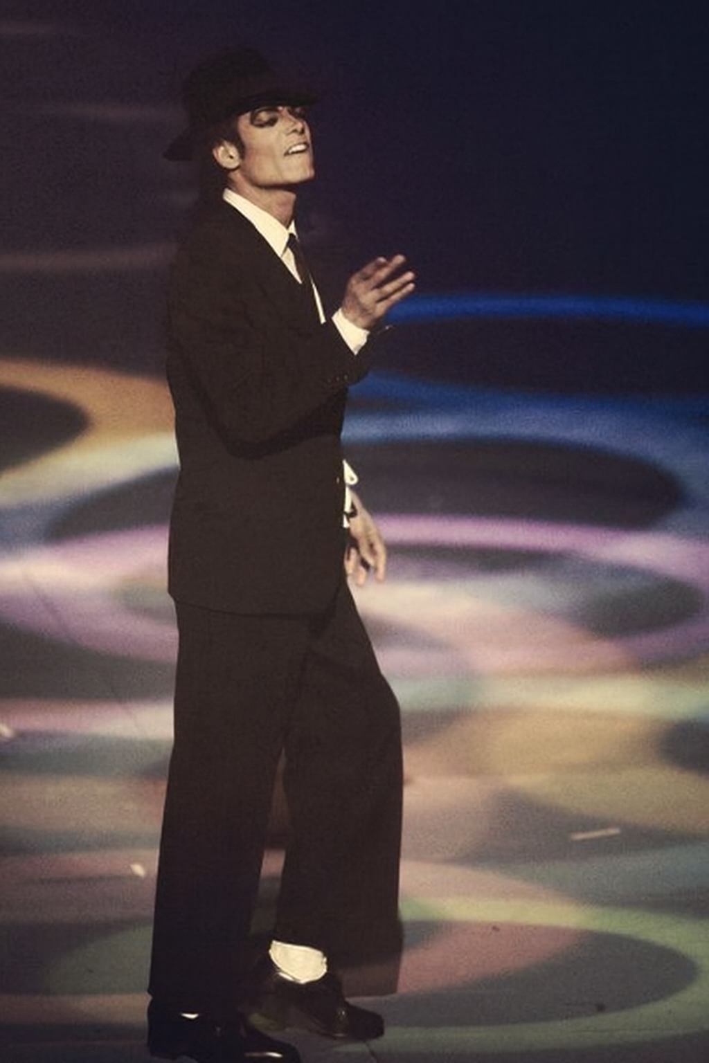 Michael Jackson black suit — single-breasted blazer, wide-leg trousers, white dress shirt, black tie, black fedora hat