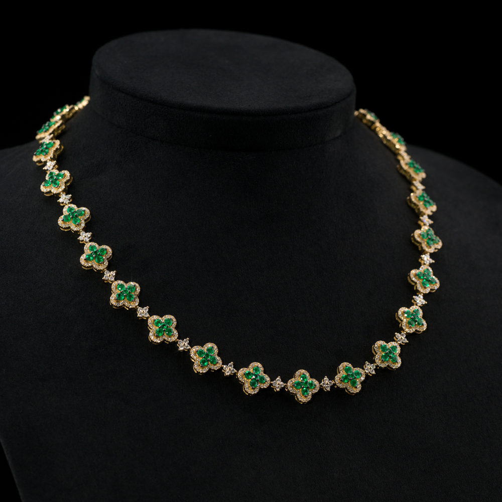 luxury gold, emerald green, white diamond necklace — alternating clover and pave diamond motifs, full chain design, intricate setting