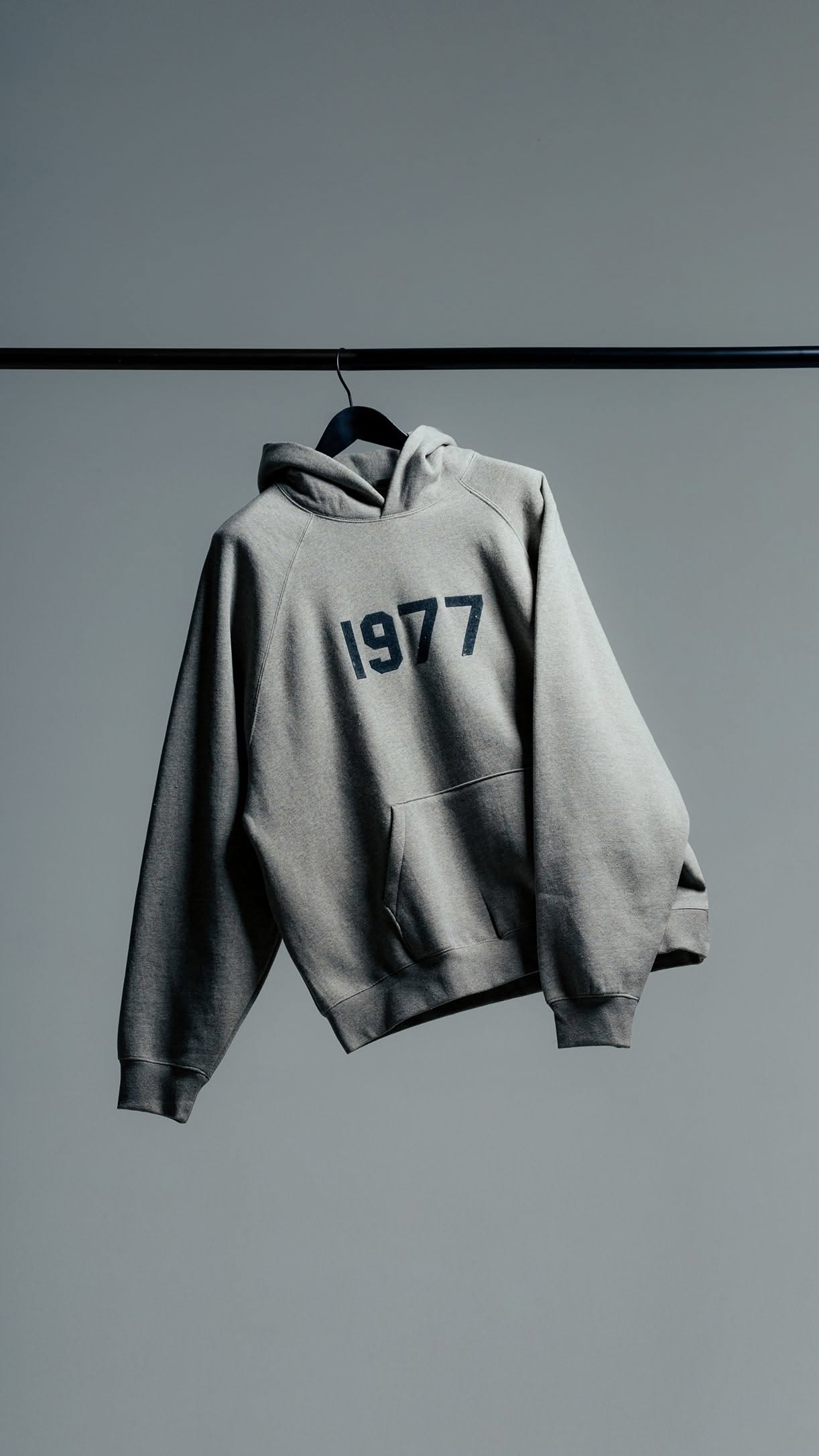 streetwear heather grey hoodie — 1977 text print, raglan sleeves, kangaroo pocket, ribbed cuffs and hem