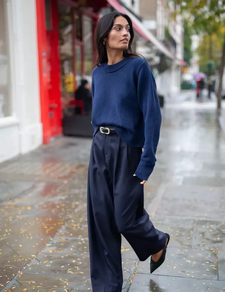 Minimalist Navy Blue Knit Sweater — Crew Neckline, Ribbed Collar