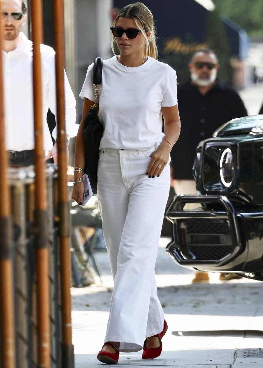 Sofia Richie white t-shirt — crew neck, short sleeves