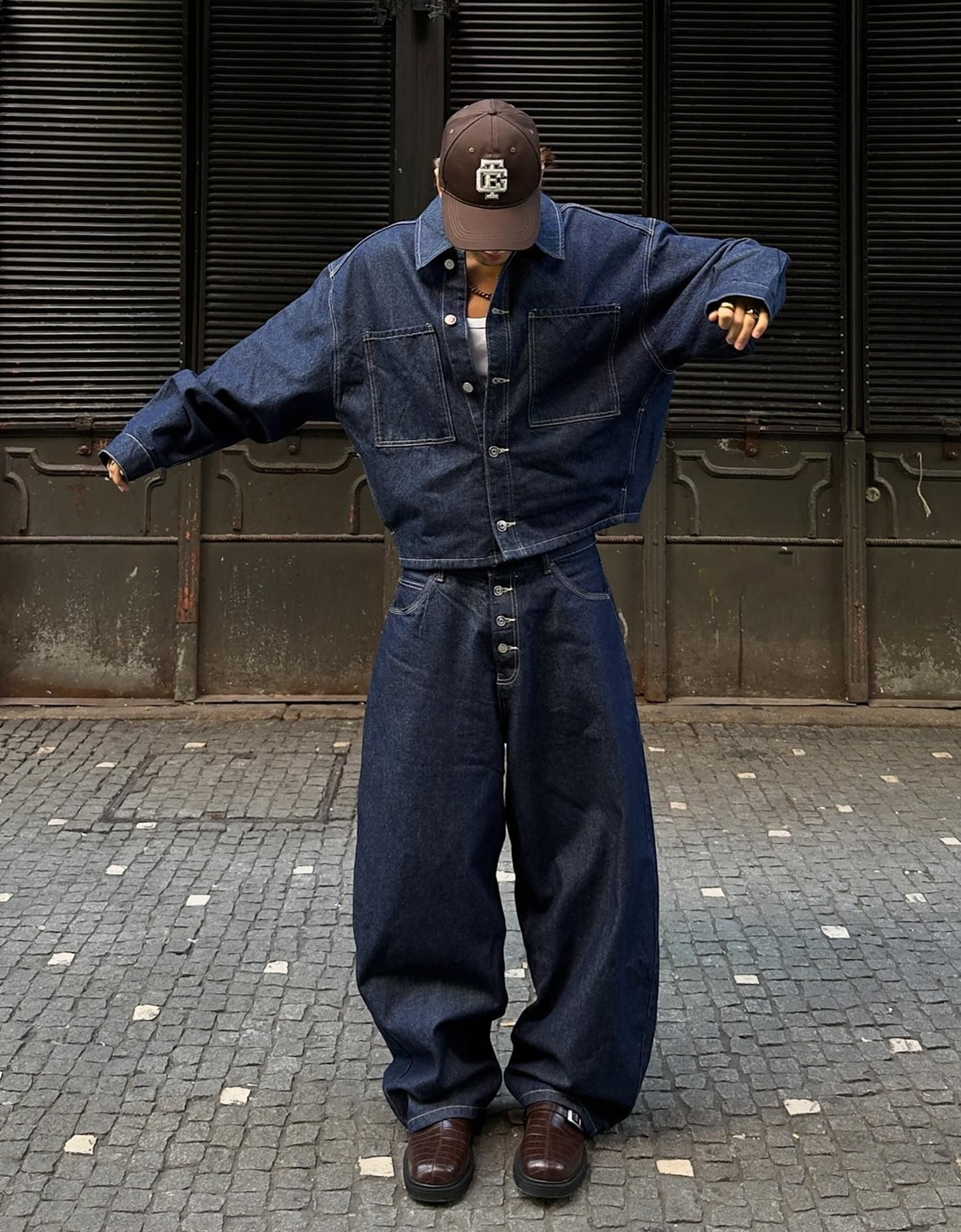 Bershka dark indigo denim denim jacket and wide-leg jeans set — The jacket features a cropped length, button-front closure, and two chest patch pockets. The high-waisted jeans have an exposed button fly and a